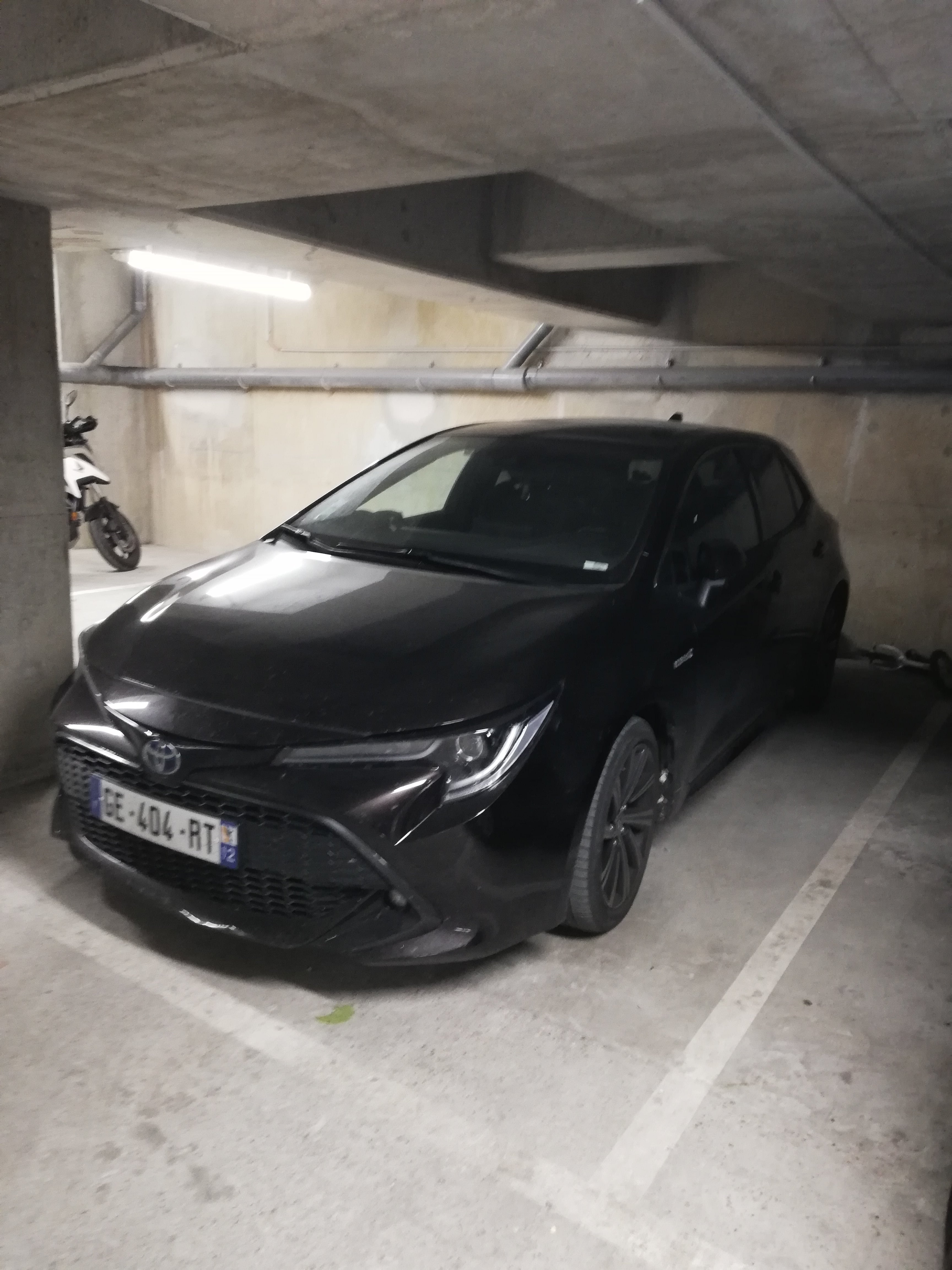 Toyota Corolla, 2022, Essence 98 / Électrique (hybride), automatique