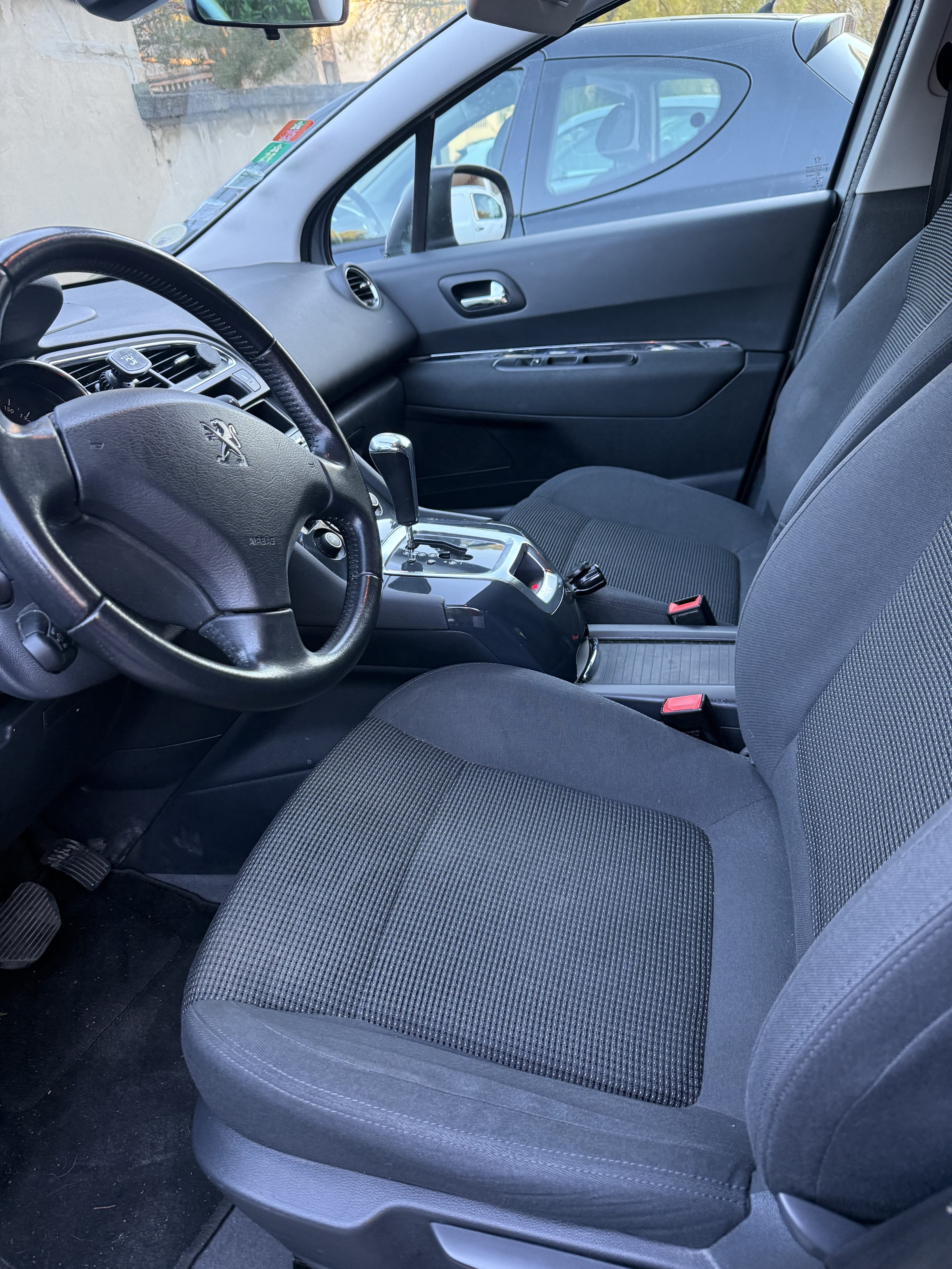 Peugeot 5008 avec GPS