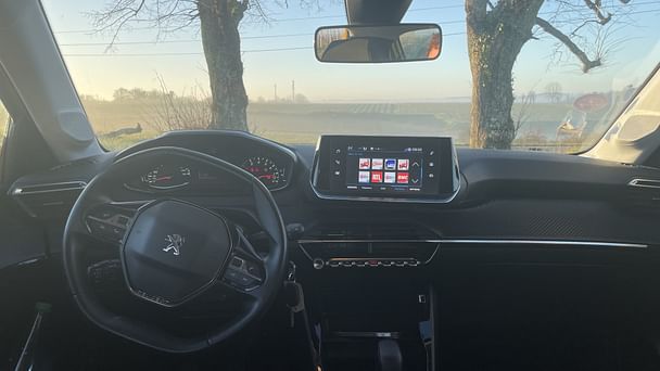 Peugeot 208 Peugeot 208 Essence – Éco, Moderne & Confortable – Dispo 24/7 à Bordeaux Gare avec Entrée audio / iPod