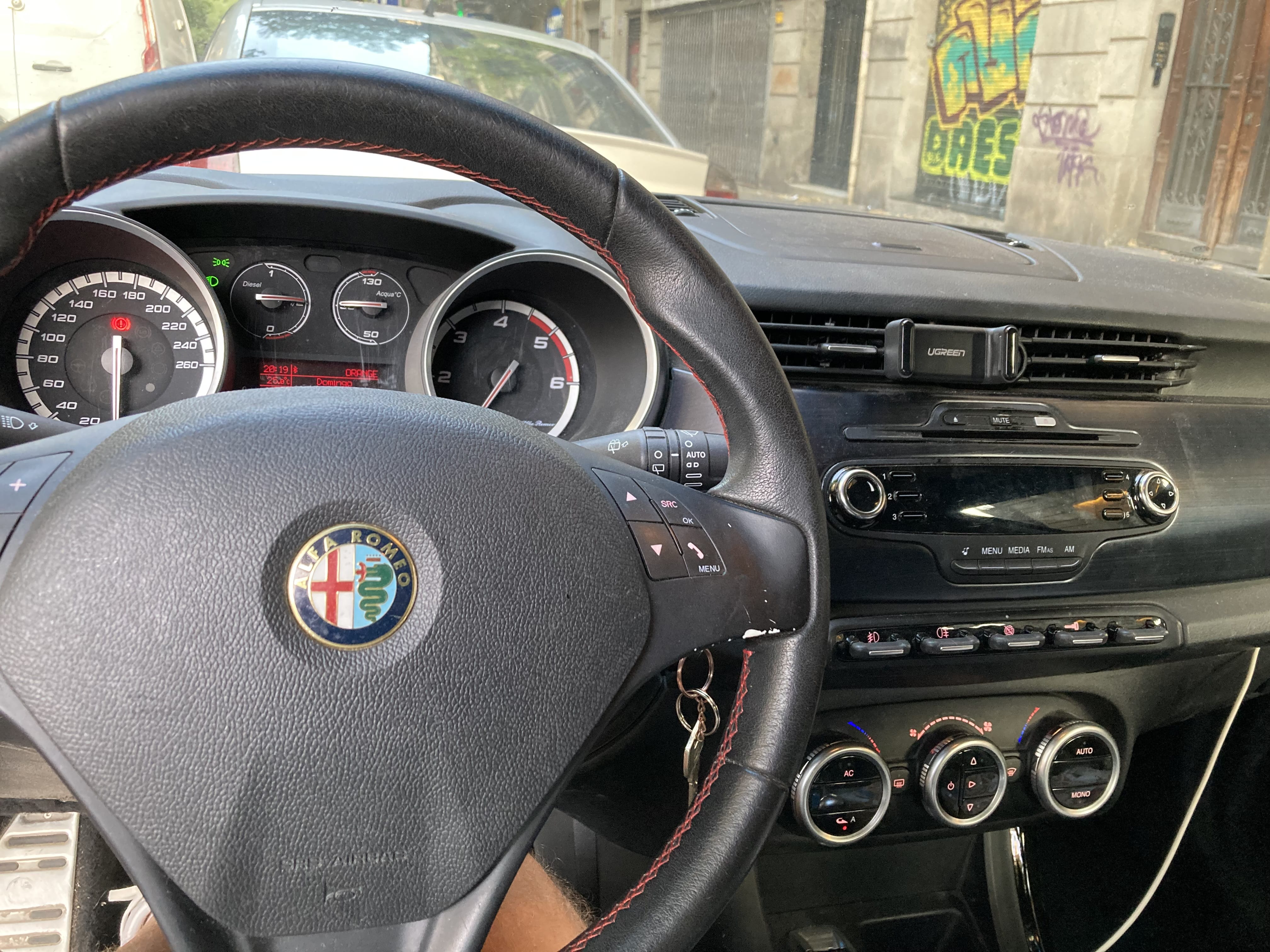 Alfa-Romeo Giulietta mit Kindersitz