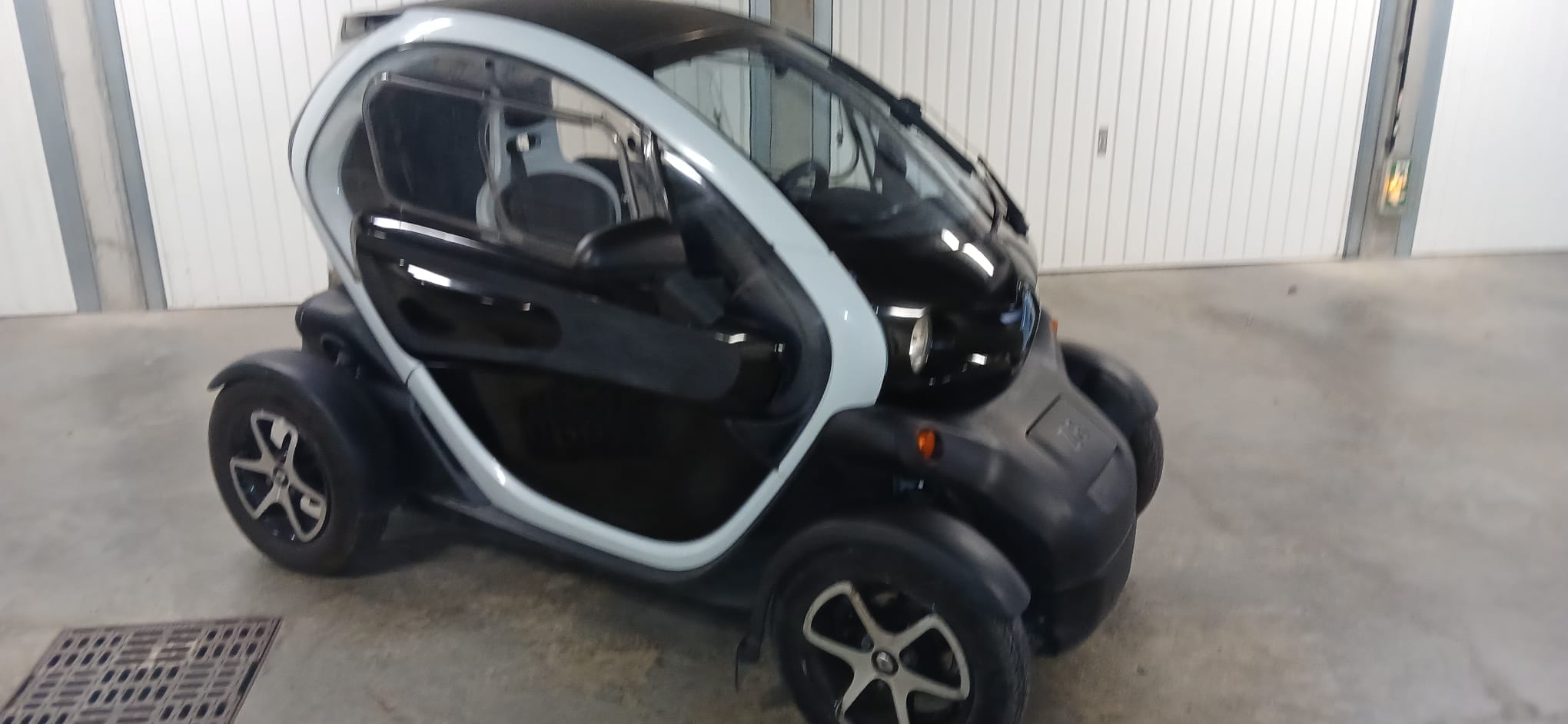 Renault Twizy 80, Automie 40km avec Port USB