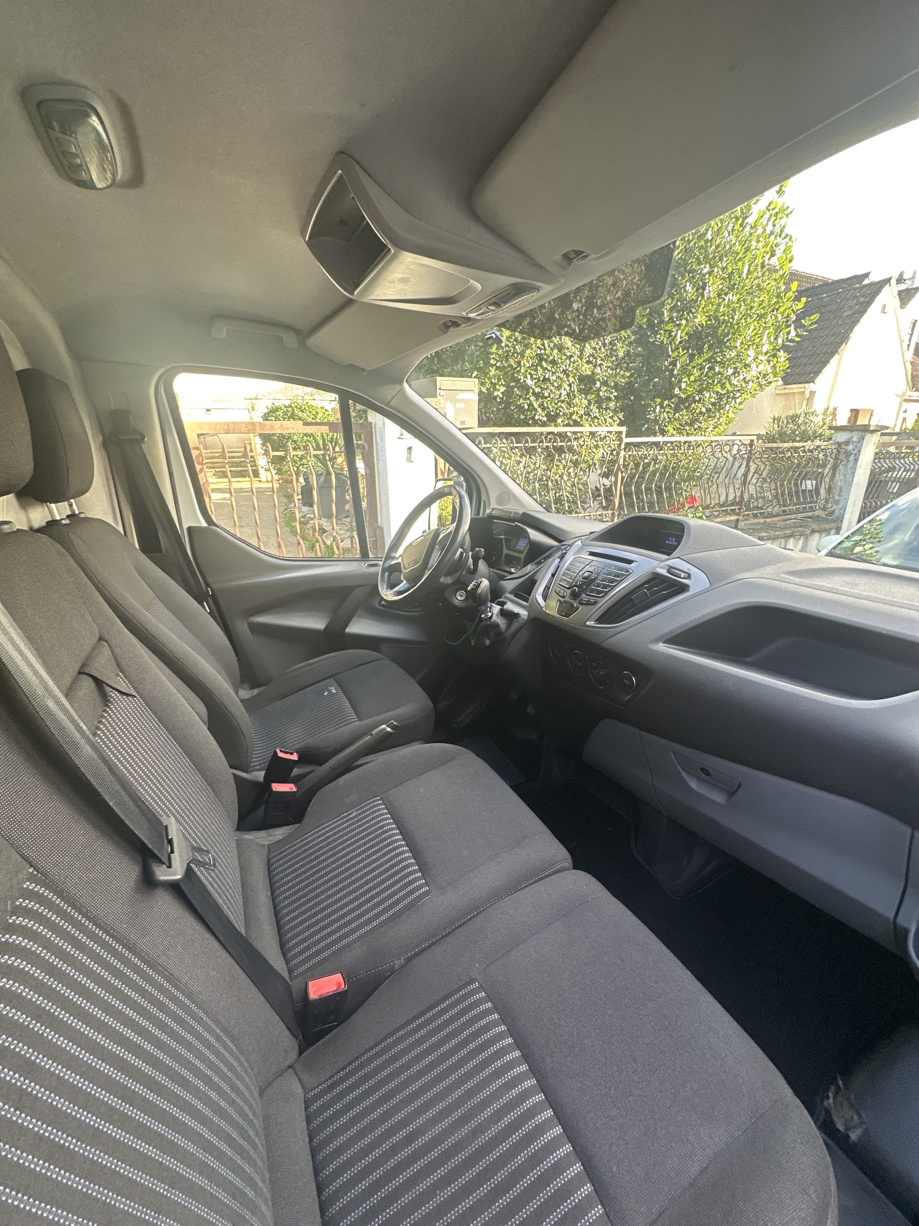 Ford Transit Custom Fourgon Utilitaire 2.2 TDCI (74 KW / 100ch) camion avec Audio Bluetooth