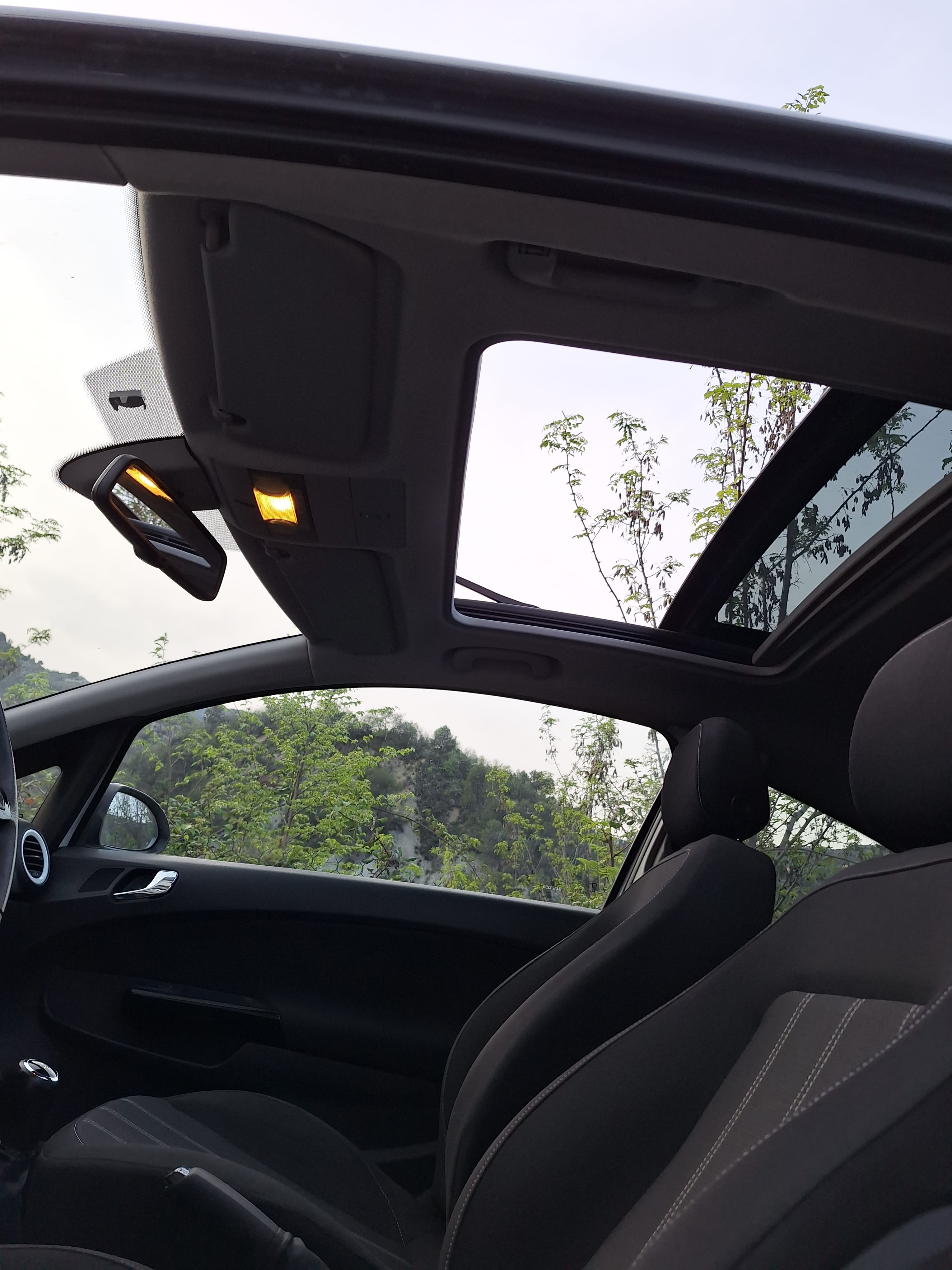 Opel Corsa 1.0 120 with Car radio