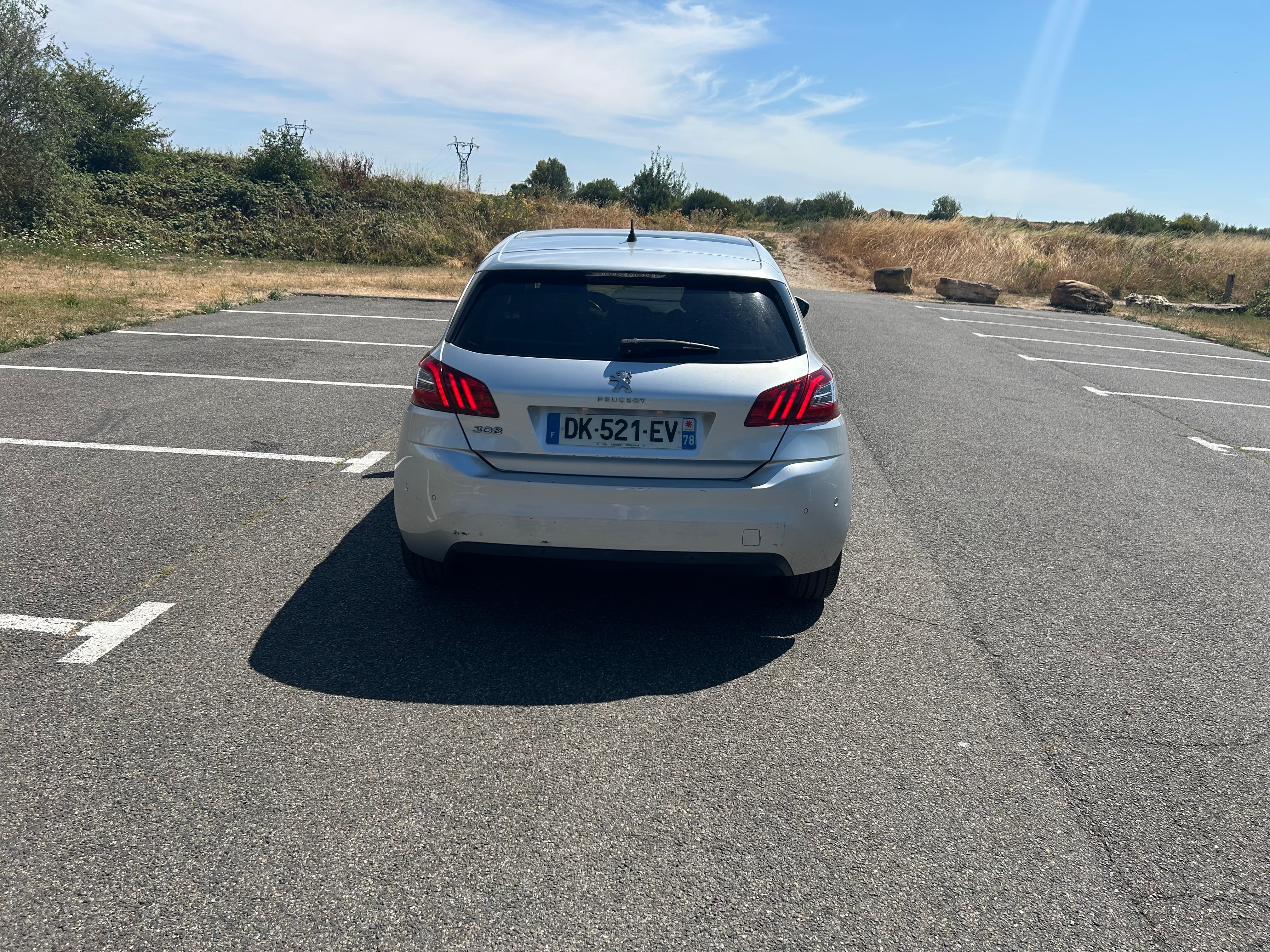 Peugeot 308 1.2 puretech  130 ch avec GPS