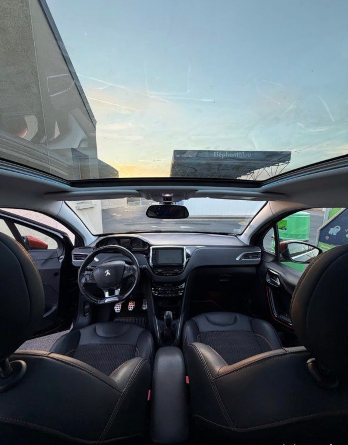 Peugeot 208 with Backup camera