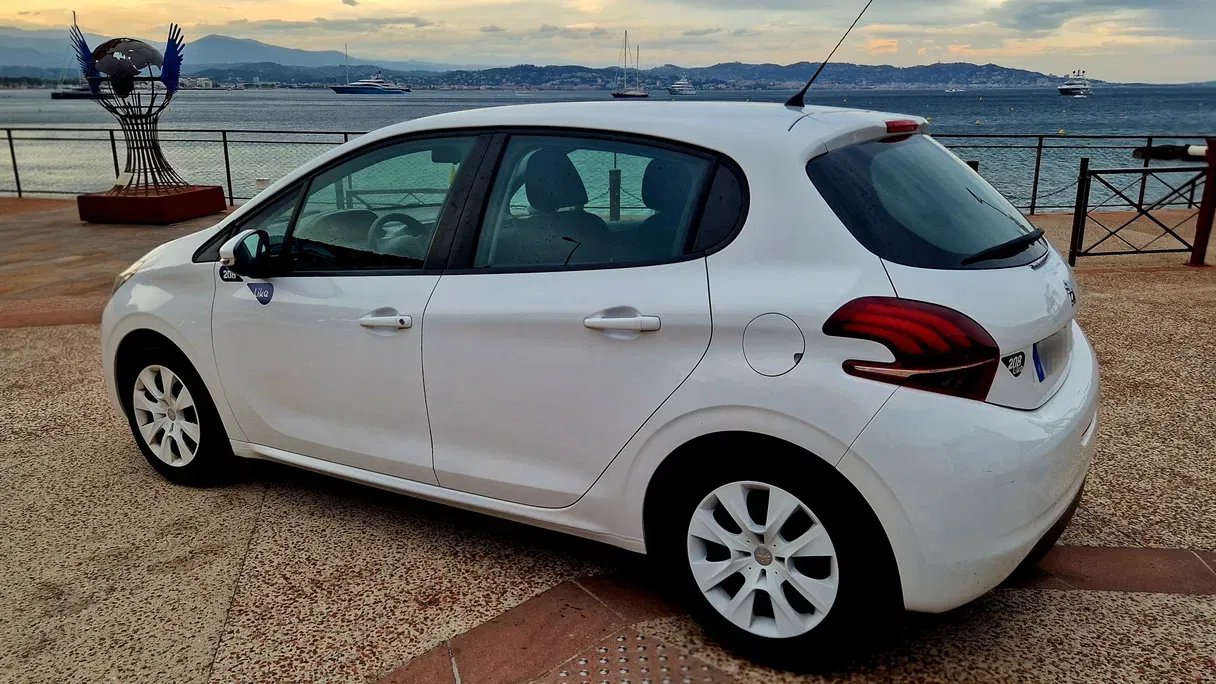 Peugeot 208 - Antibes avec Régulateur de vitesse
