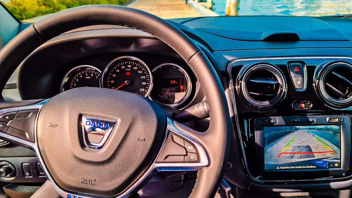 Dacia Lodgy 7 places 110ch Diesel (GB567-WW468) (Clim, GPS, Connectivité Smartphone, ...) avec Entrée audio / iPod