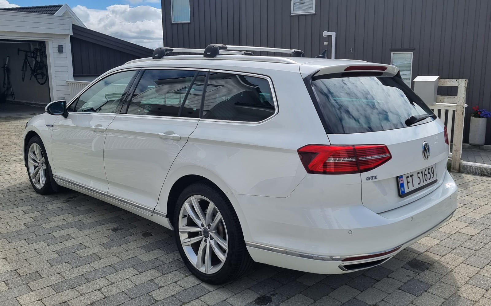 Volkswagen Passat GTE with GPS