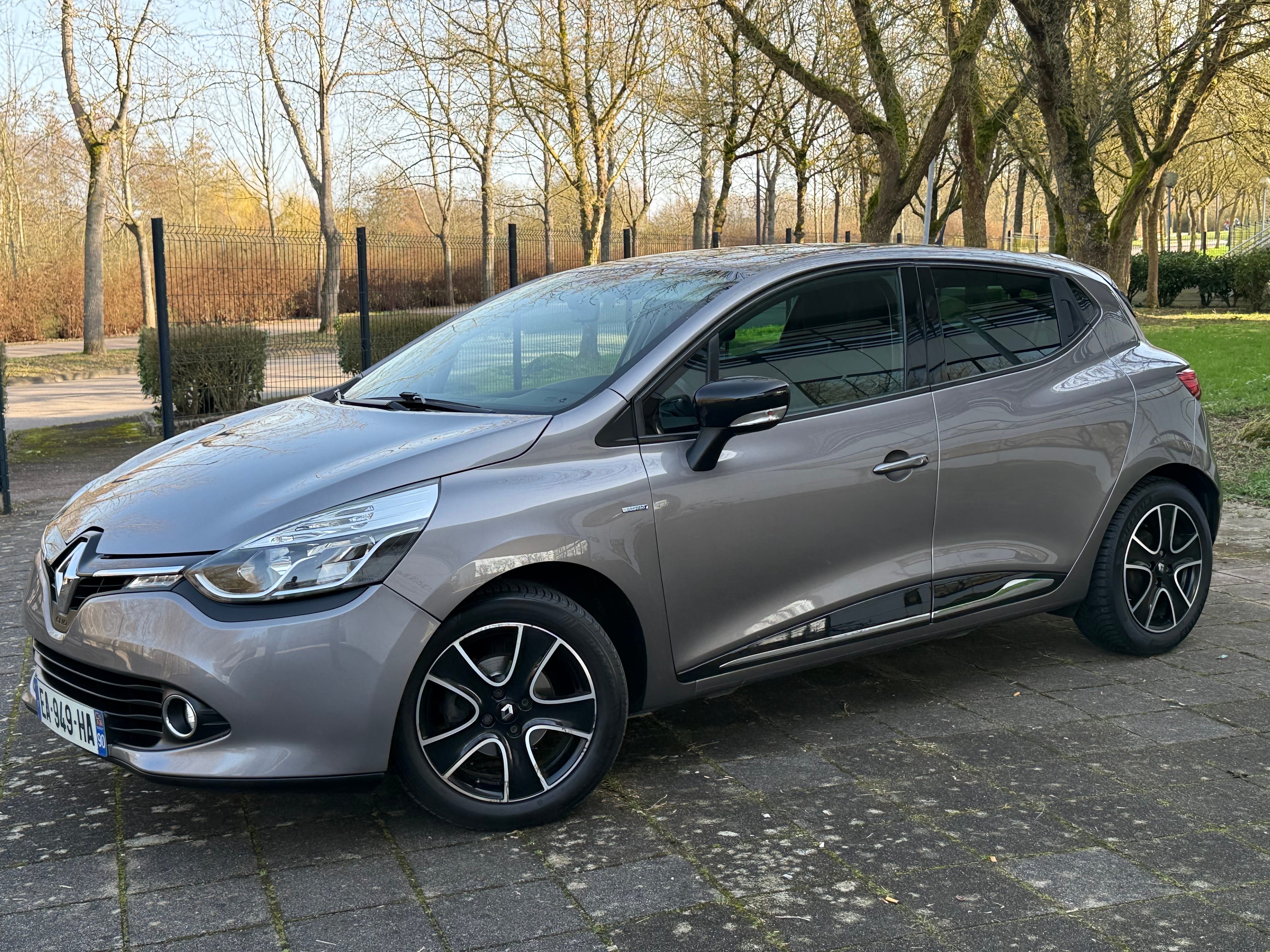 Renault Clio 4 Connectée - Gare de Metz 24h/24" avec Autoradio