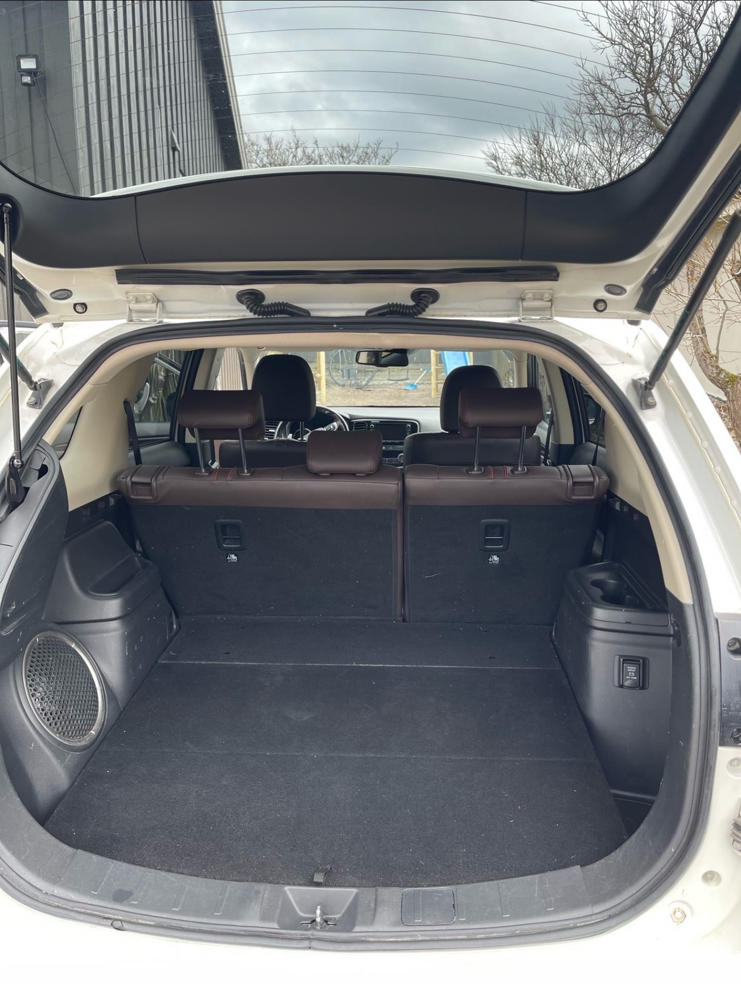 Mitsubishi Outlander PHEV SE with Hitch