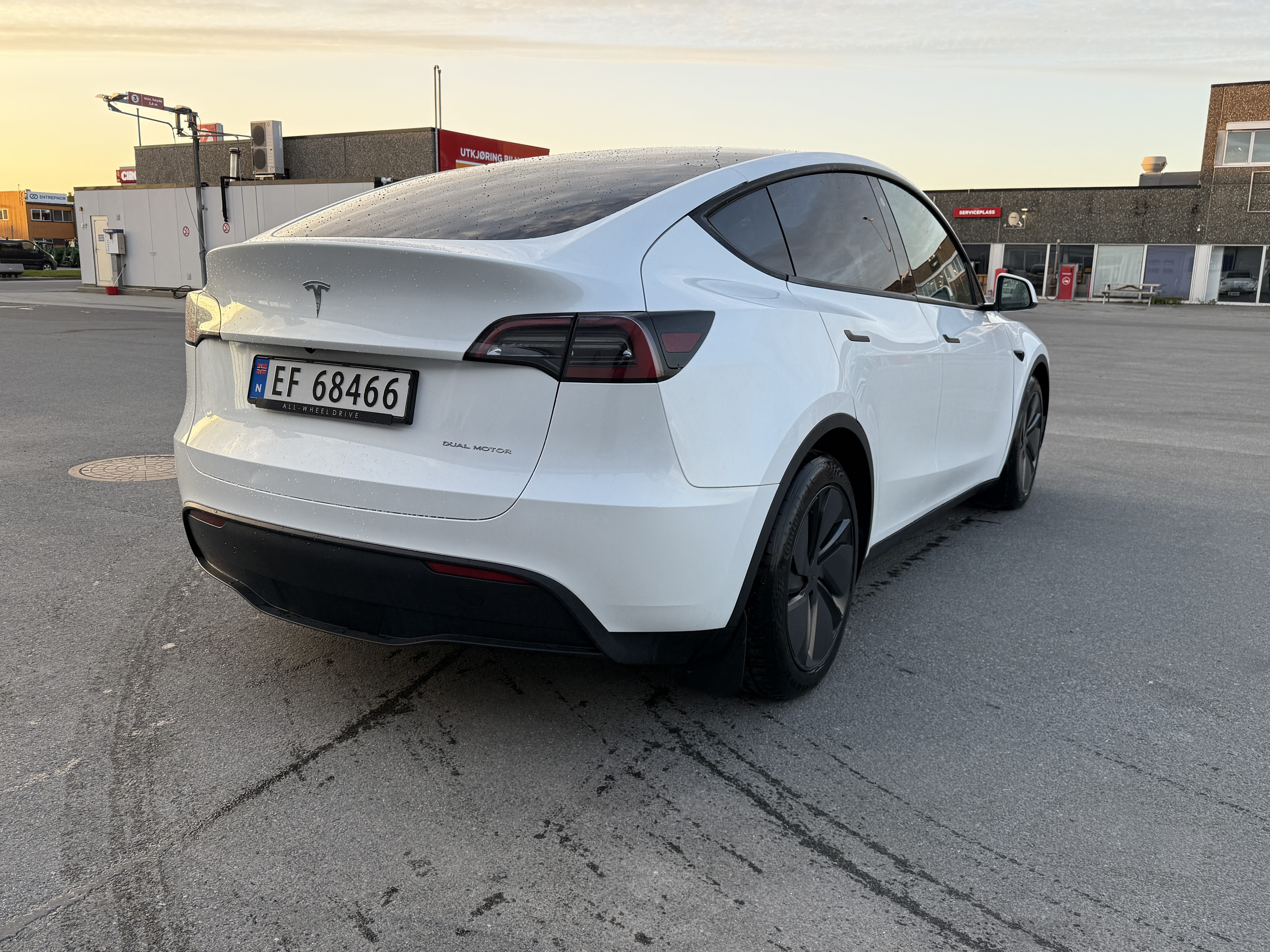 Tesla Model Y Long Range Long Range AWD med GPS