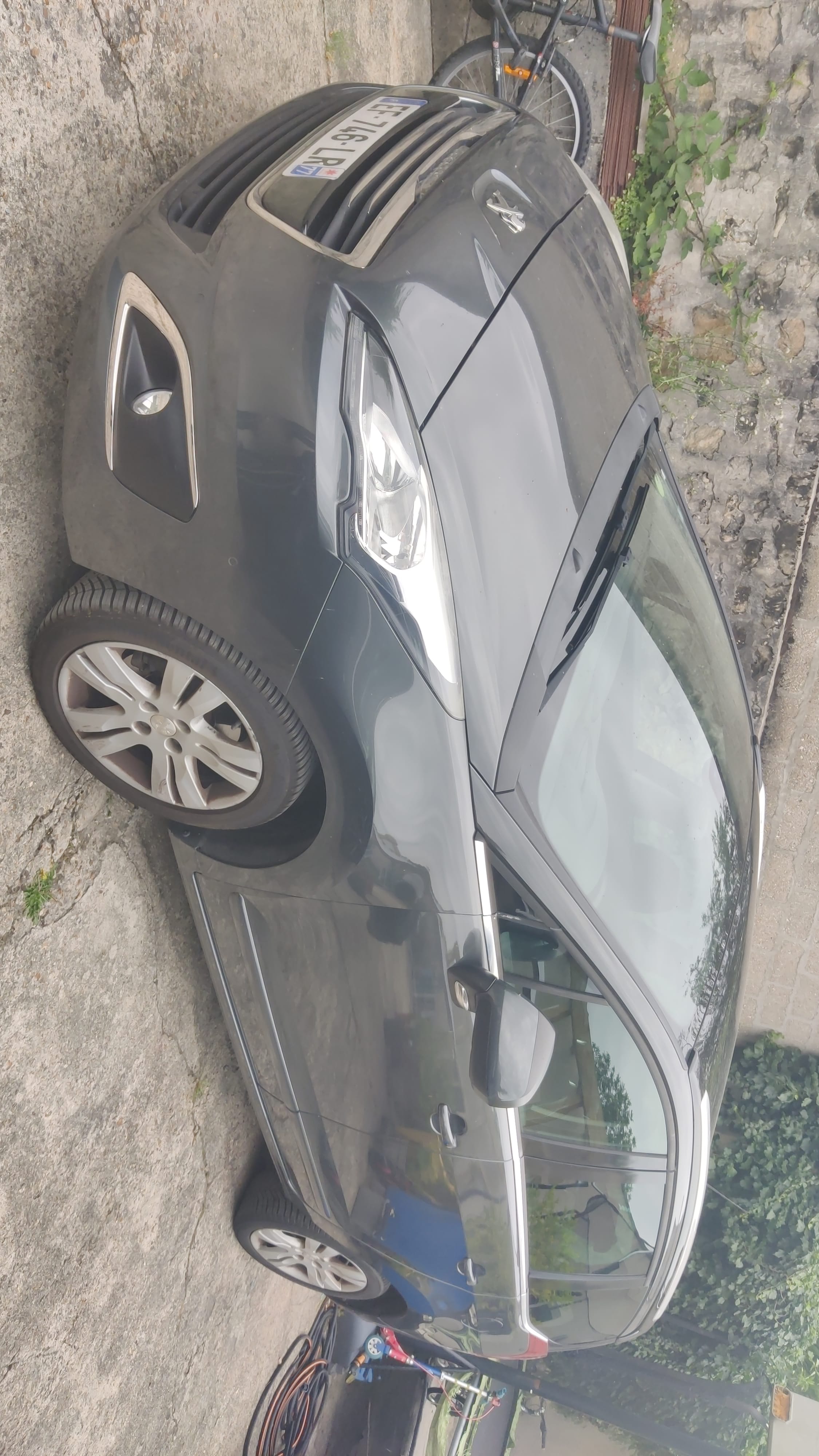 Peugeot 5008 avec GPS