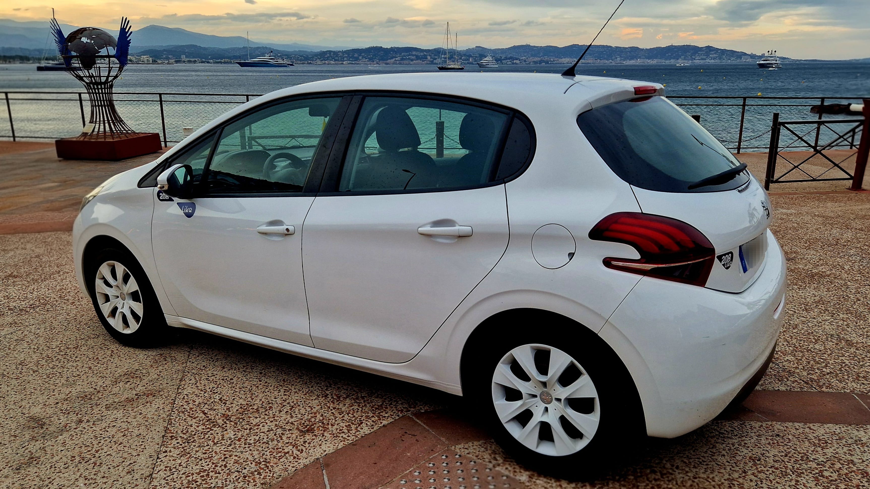 Peugeot 208 - Cannes avec Régulateur de vitesse