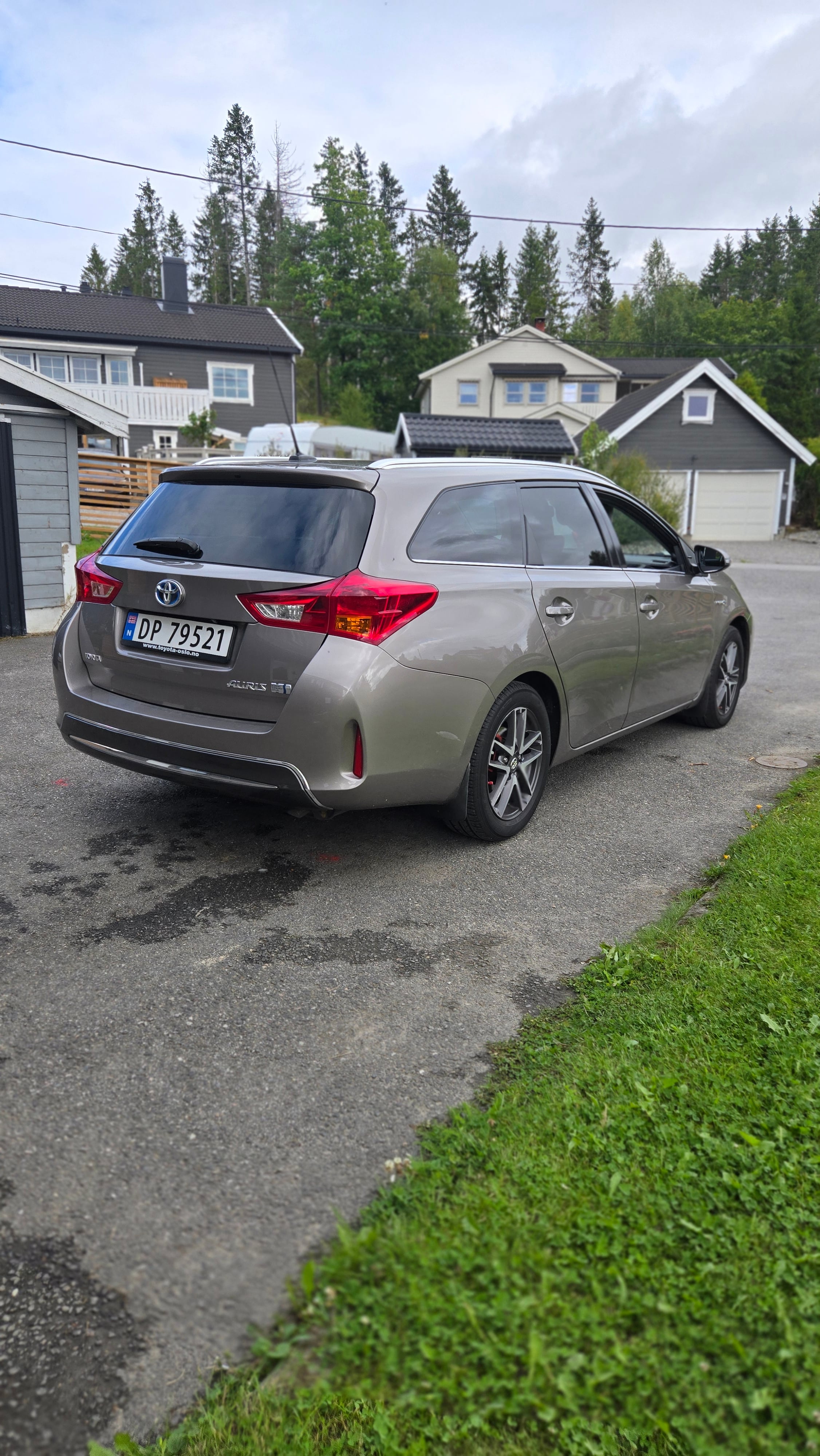 Toyota Auris Stasjonsvogn 1,8 stasjonsvogn, Bensin/Hybrid, Automat, inkl beboerkort parkering med USB ladeuttak