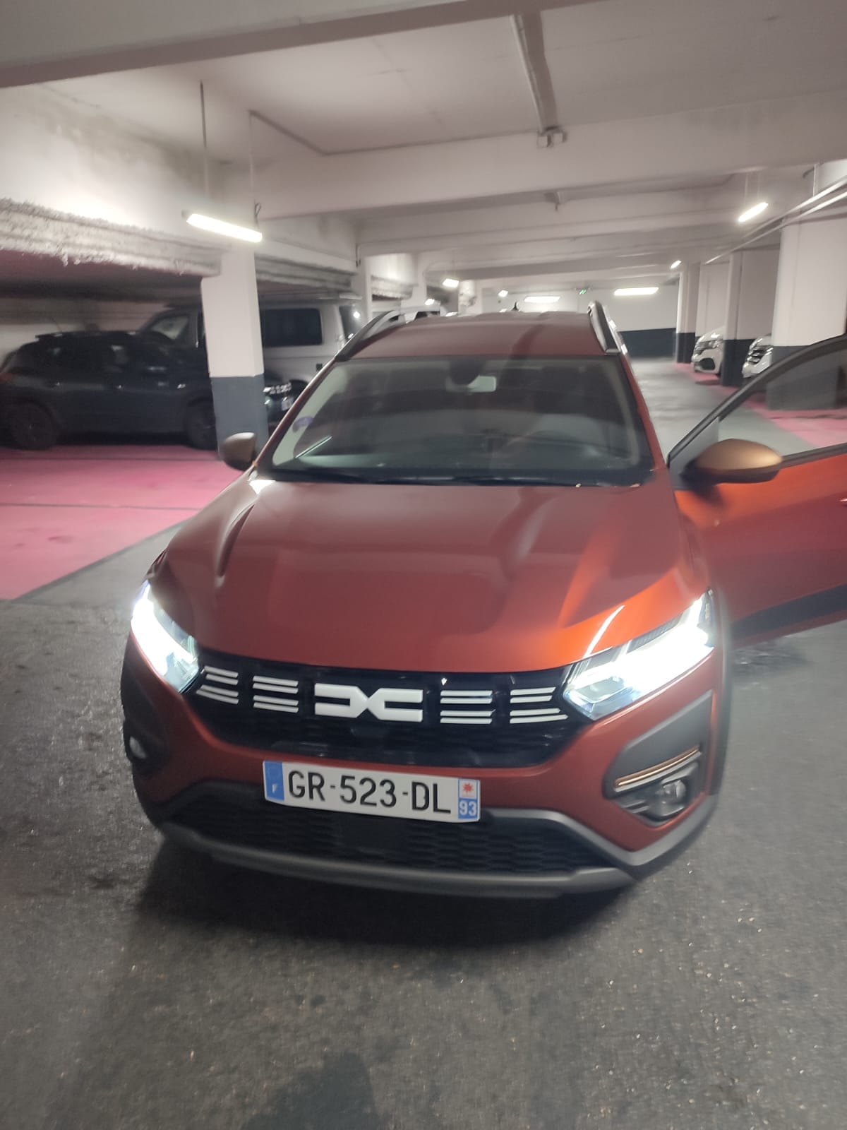 Dacia Jogger Hybride essence, 2023, Essence 95 / Électrique (hybride), automatique, 7 places