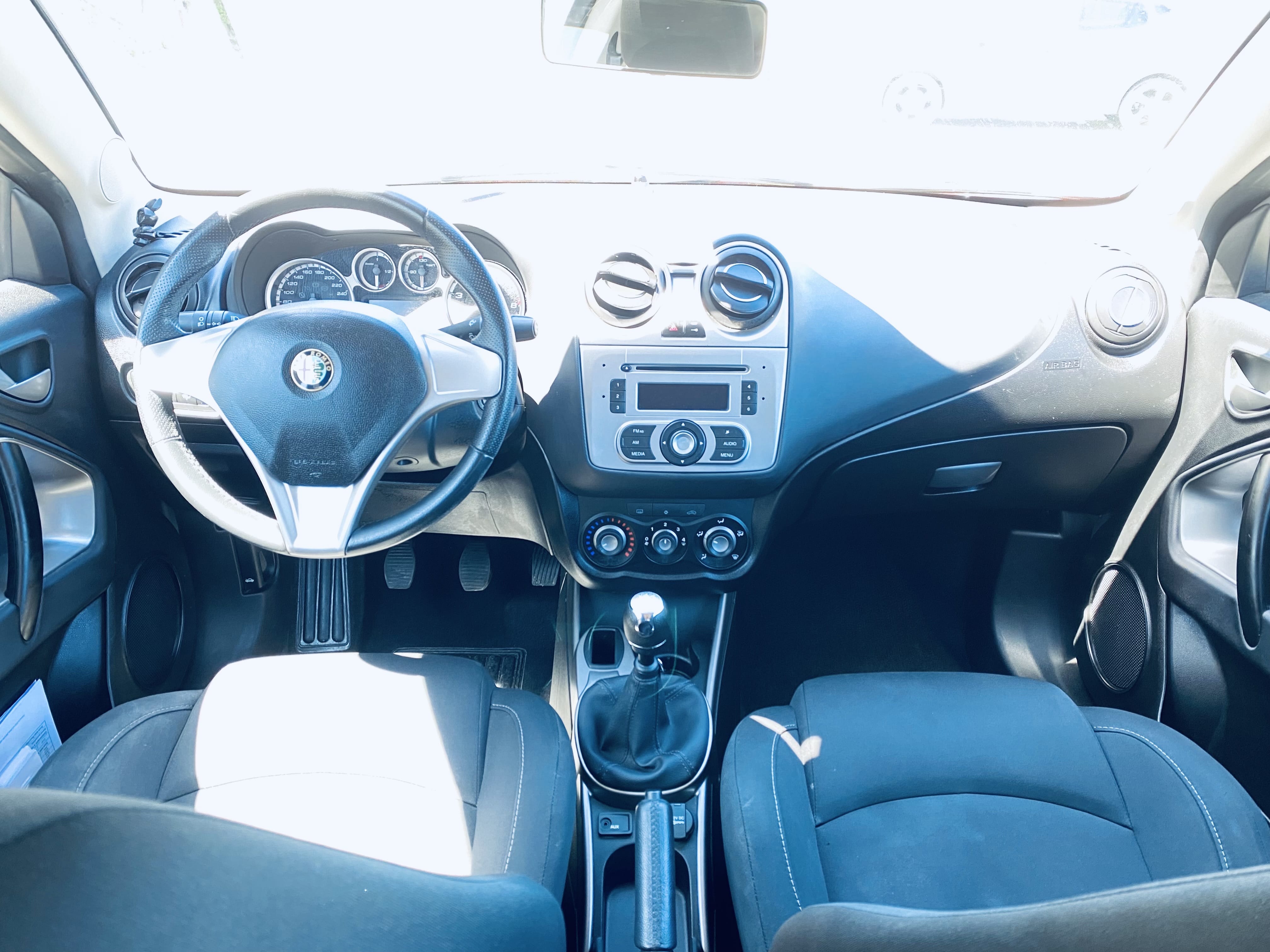 Alfa-Romeo Mito Parking aéroport avec Audio Bluetooth