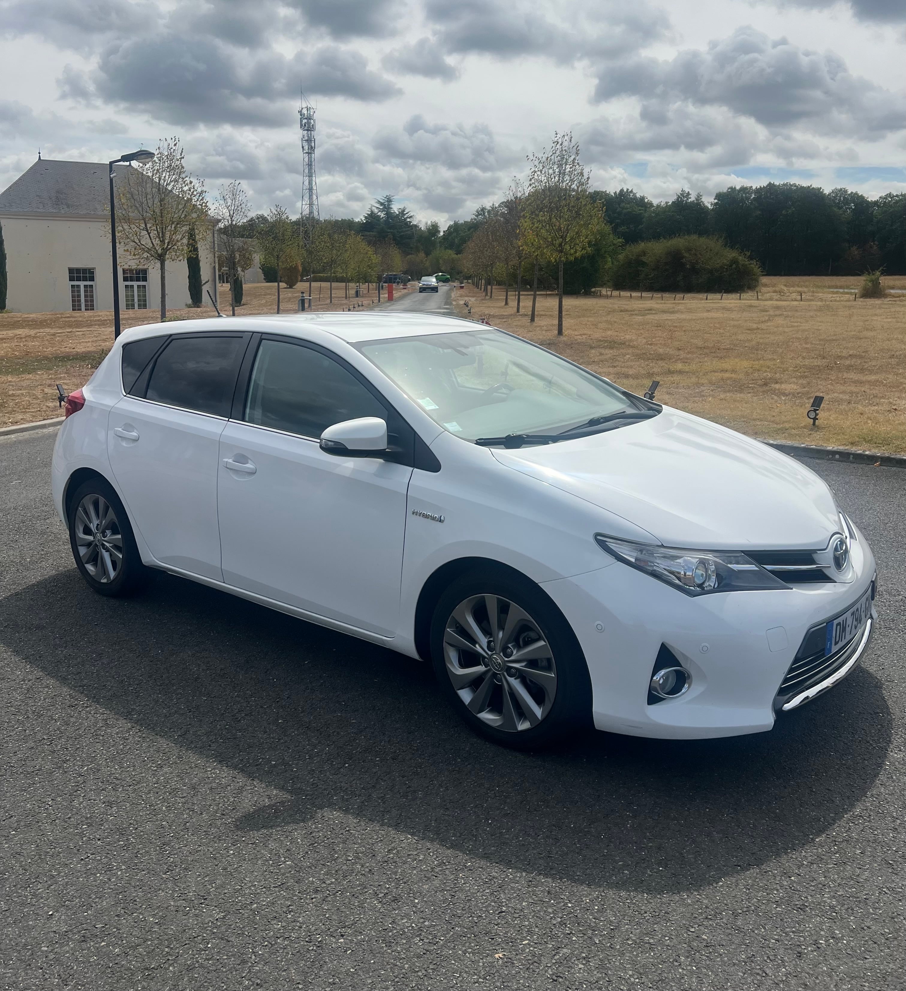 Toyota Auris, 2014, Essence 95 / Électrique (hybride), automatique