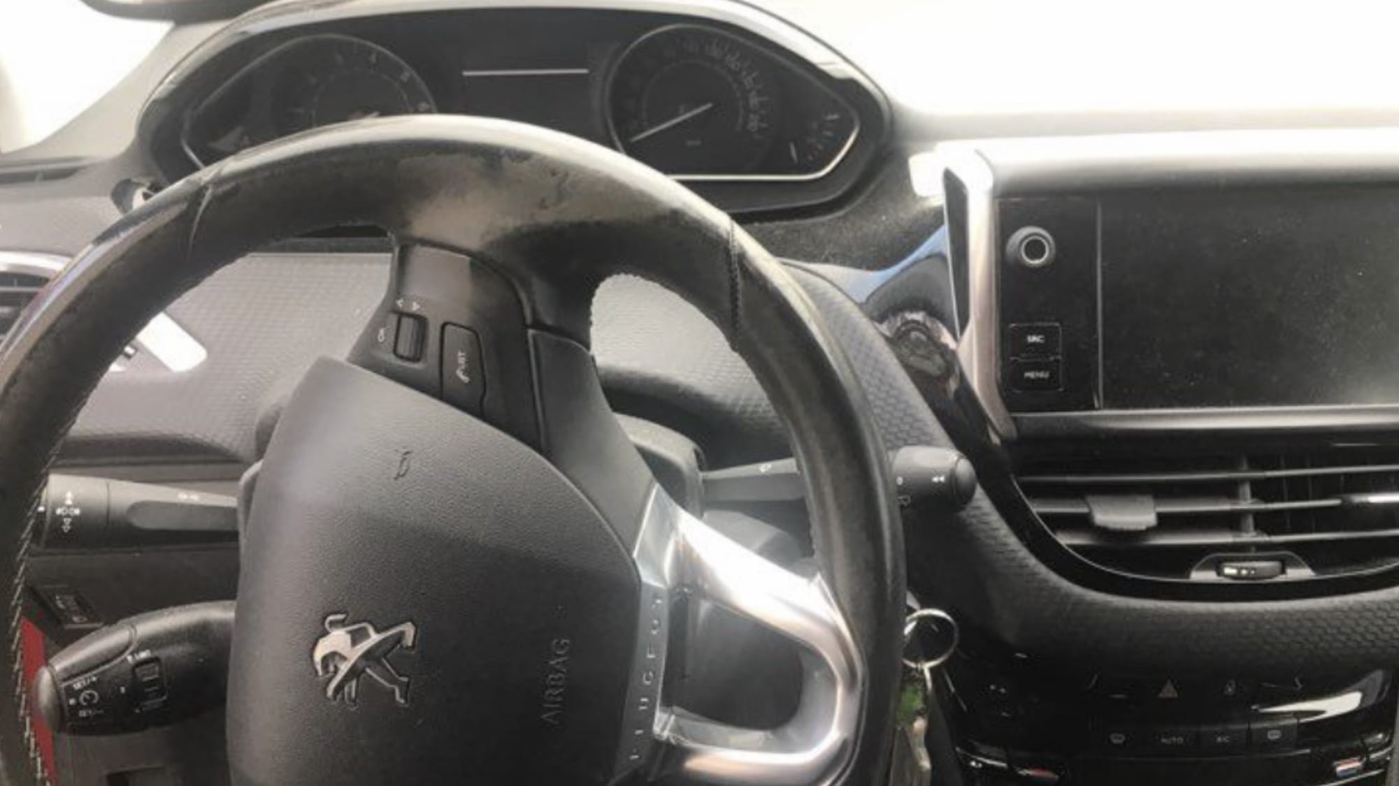 Peugeot 208 mit Navigationsgerät