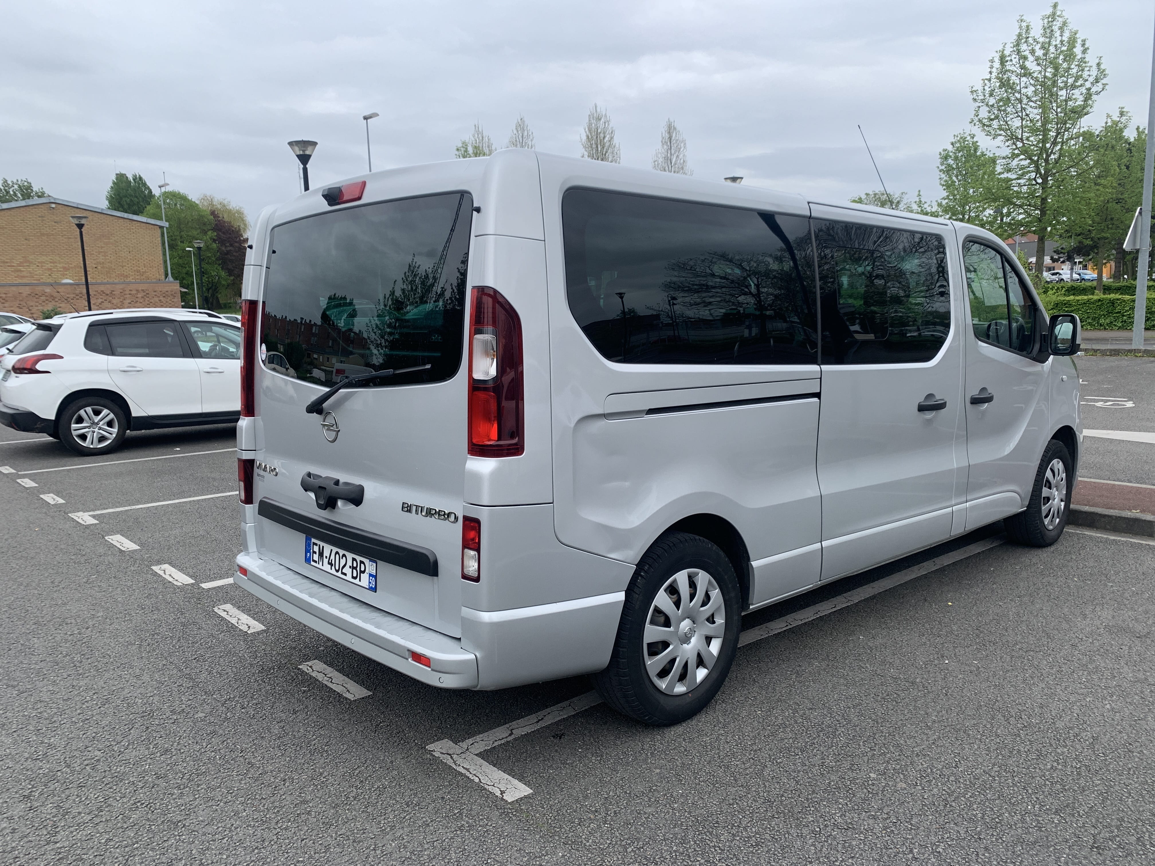 Opel Vivaro Combi avec GPS