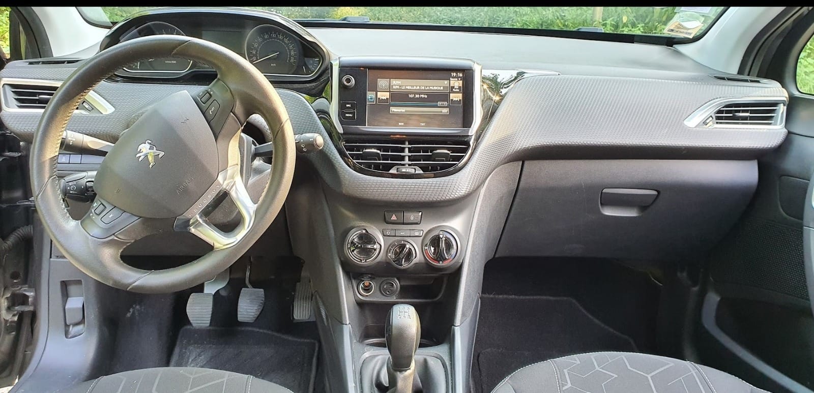 Peugeot 2008 avec Entrée audio / iPod