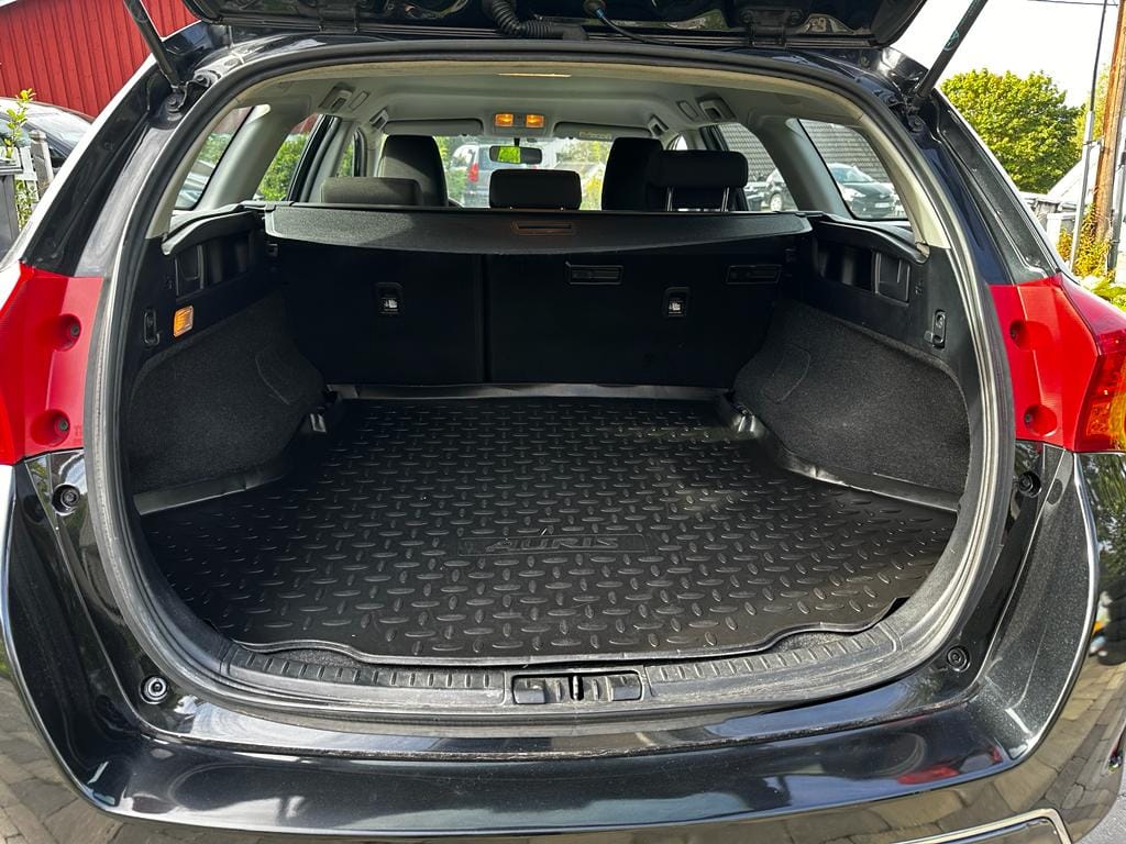 Toyota Auris Touring Sports 1,8 Bensin, Automat, perfekt for korte og lange kjøreturer. mit Audio-/iPod-Zugang
