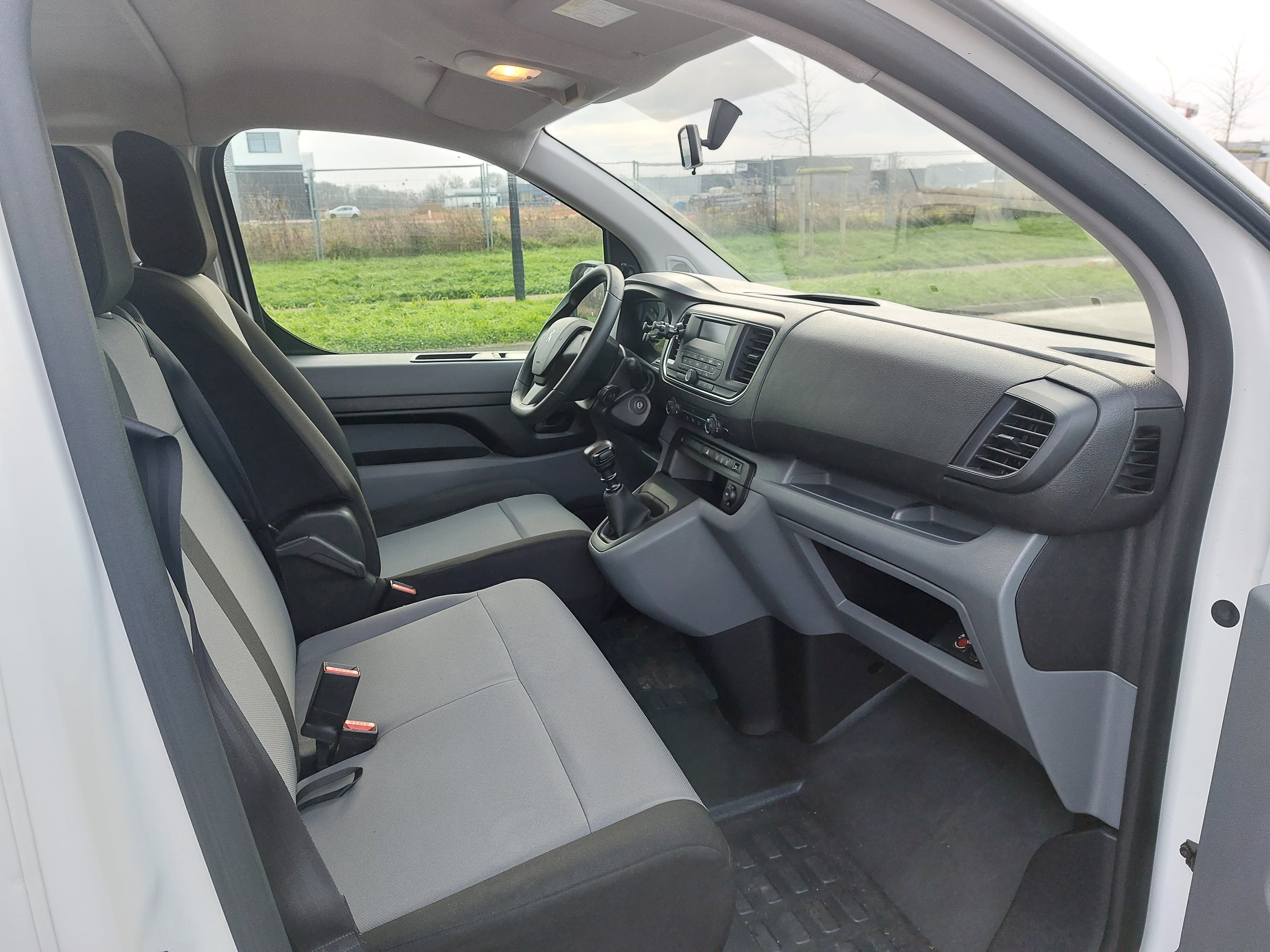 Peugeot Expert Combi Hauteur Idéale pour se garer dans les parkings en sous-sols