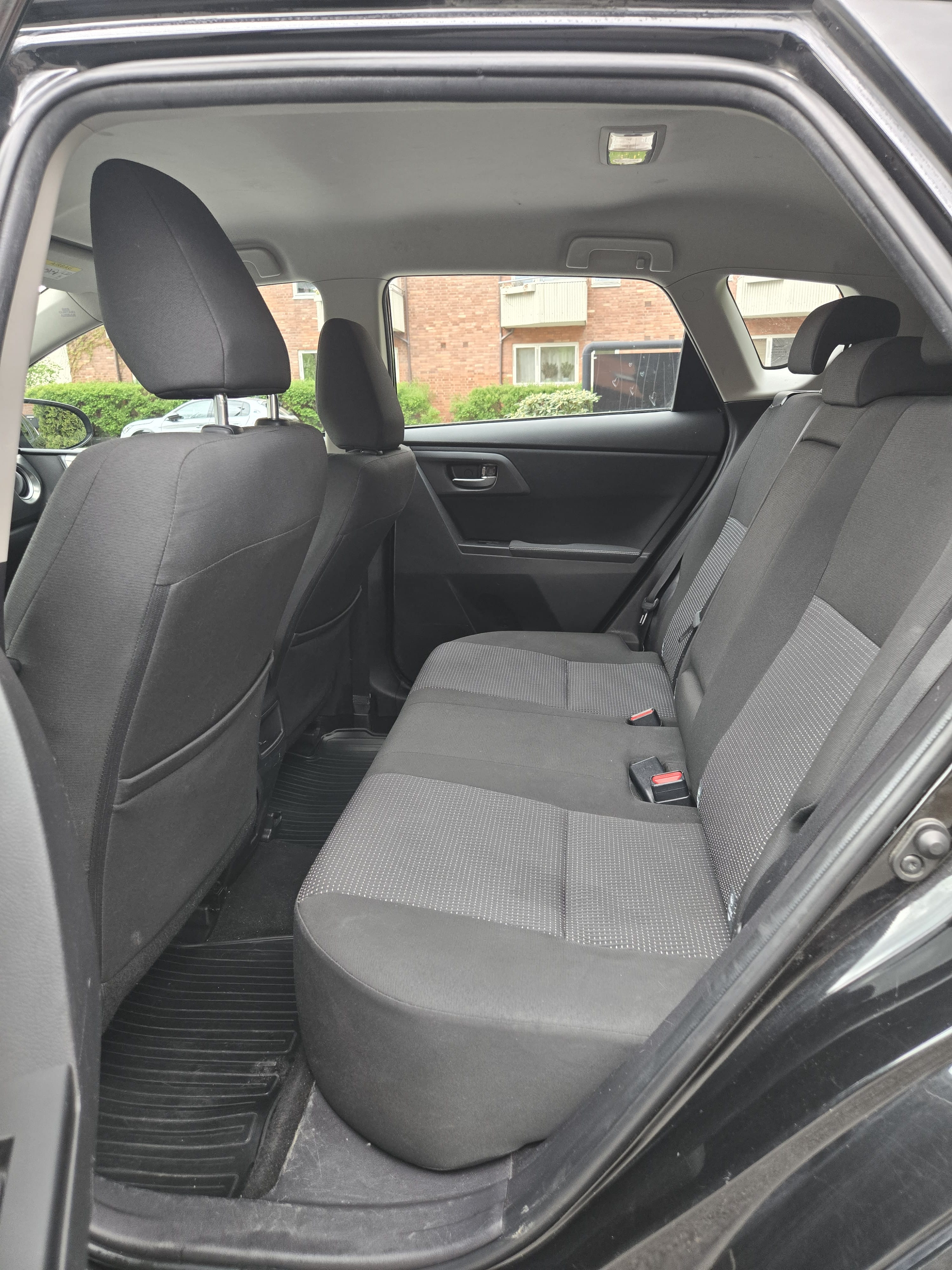 Toyota Auris 1,6 Bensin/ Automat/ hengerfeste, inkl. BEBOERKORT PARKERING. with Audio / iPod input