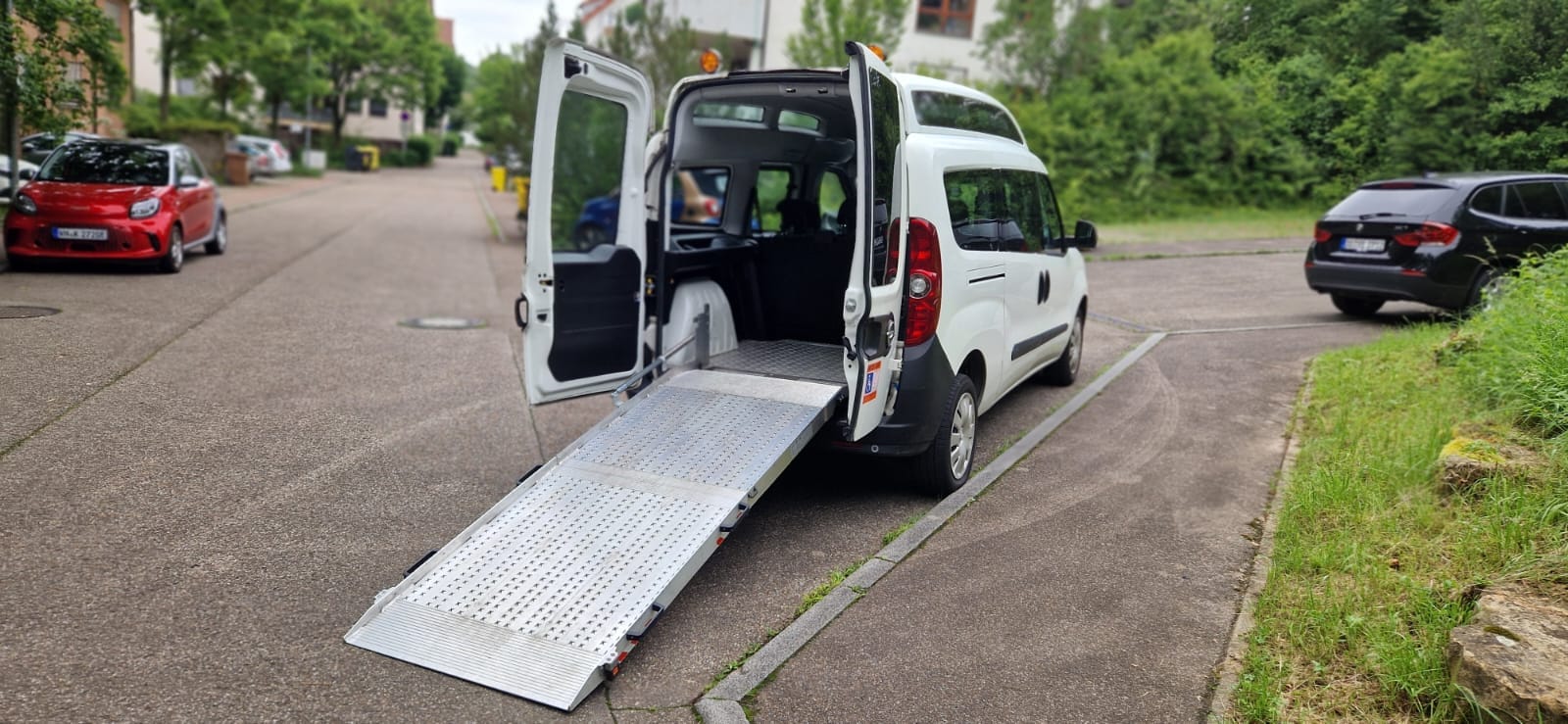 Opel Combo Behindertentransporter Rampe Rollstuhl mit Rollstuhl geeignet
