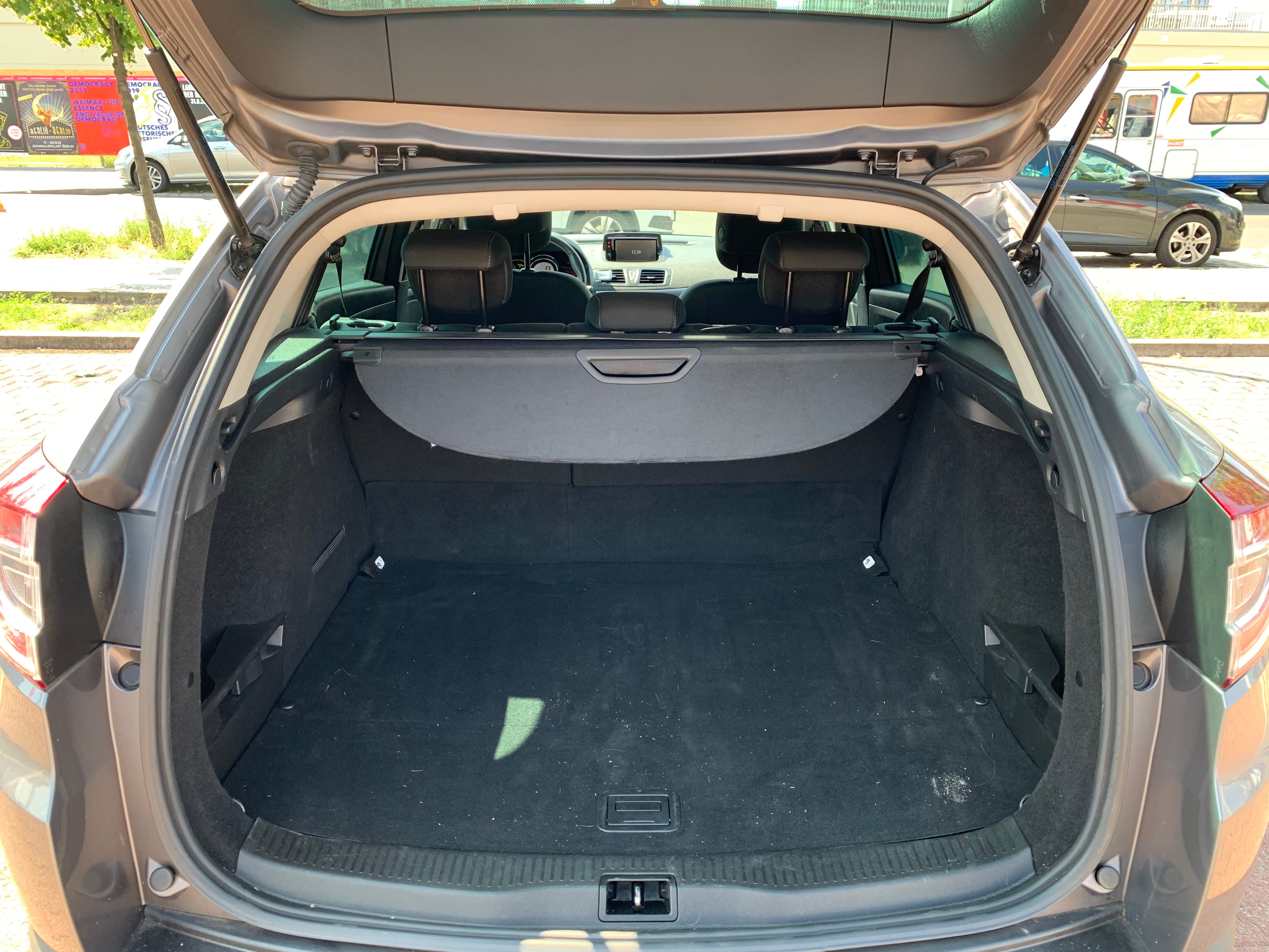 Renault Mégane Estate (Kombi) mit Vollausstattung und Navi mit Winterreifen
