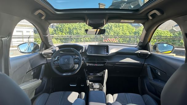 Peugeot 208 GT Line Jaune avec Siège bébé