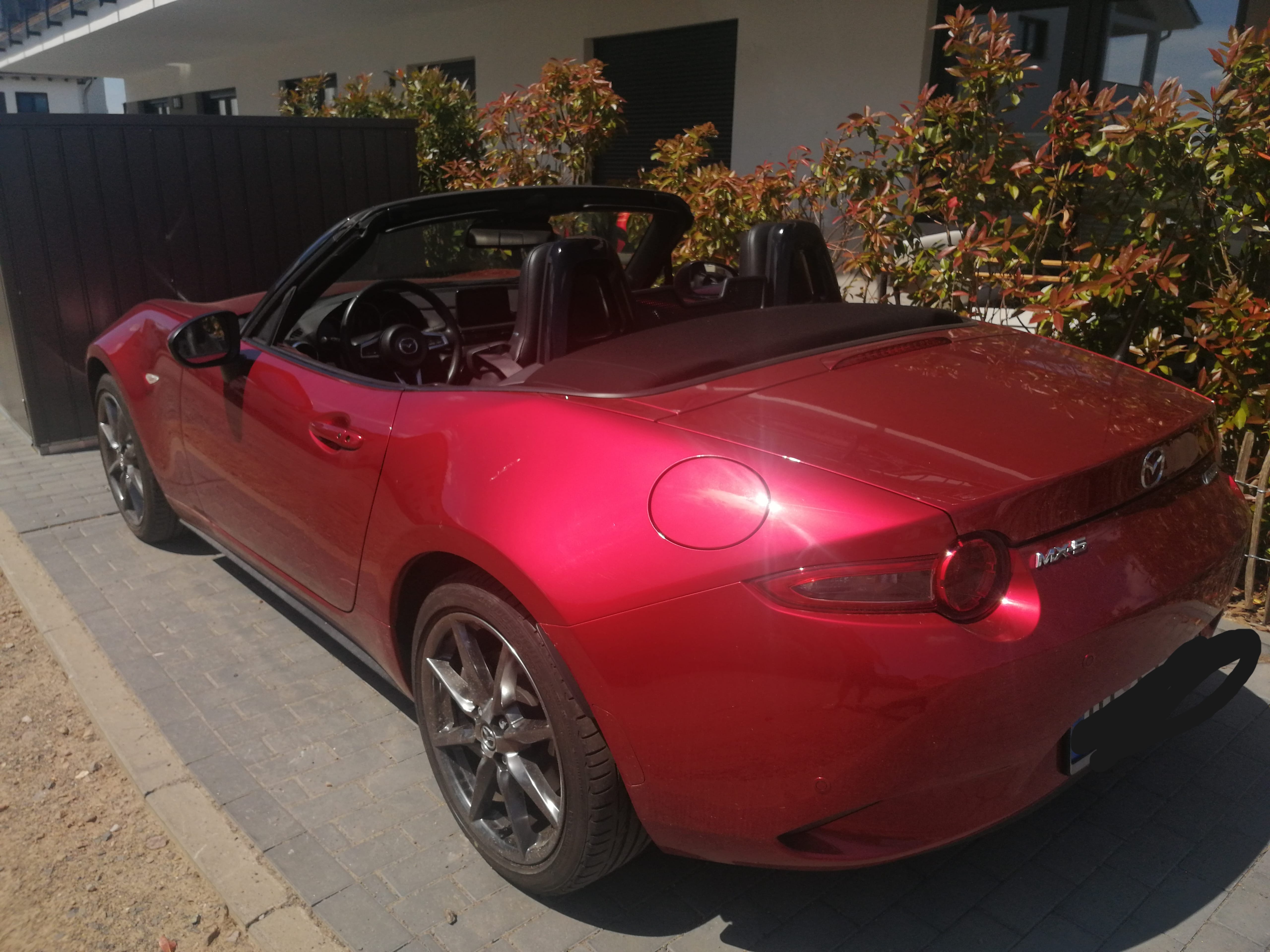 Mazda MX-5 Roadster mit Navigationsgerät