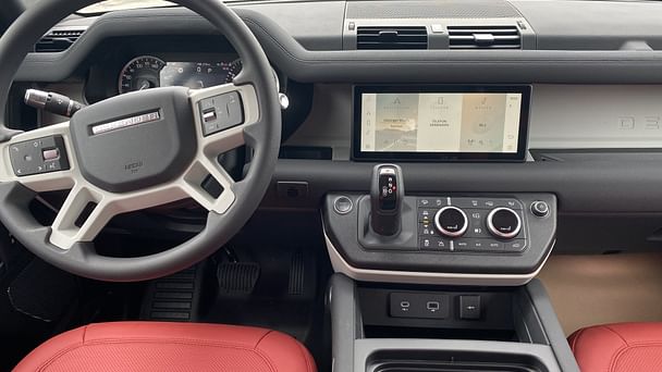 Land-Rover Defender 110 802 mit Navigationsgerät