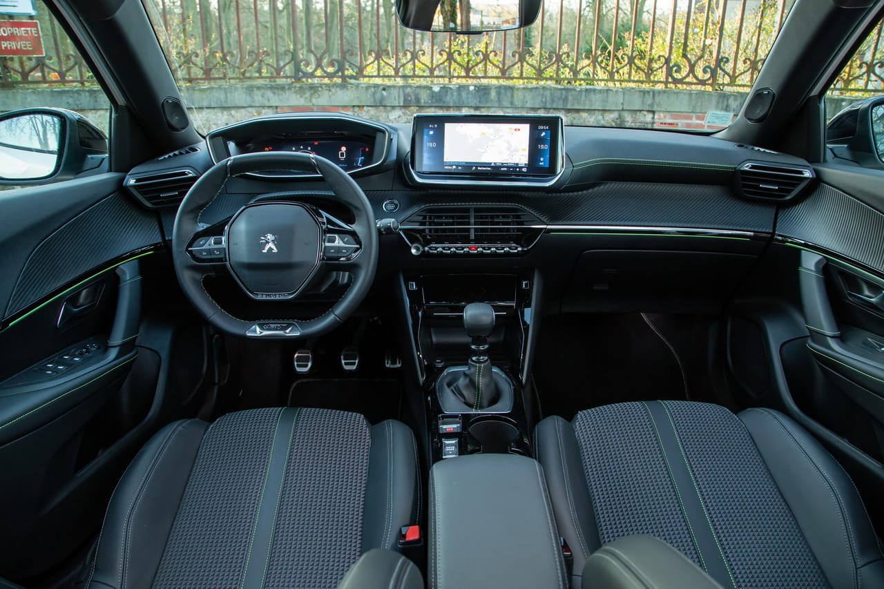 Peugeot 2008 GT 1.2 pur tech 130 ch essencence avec Climatisation