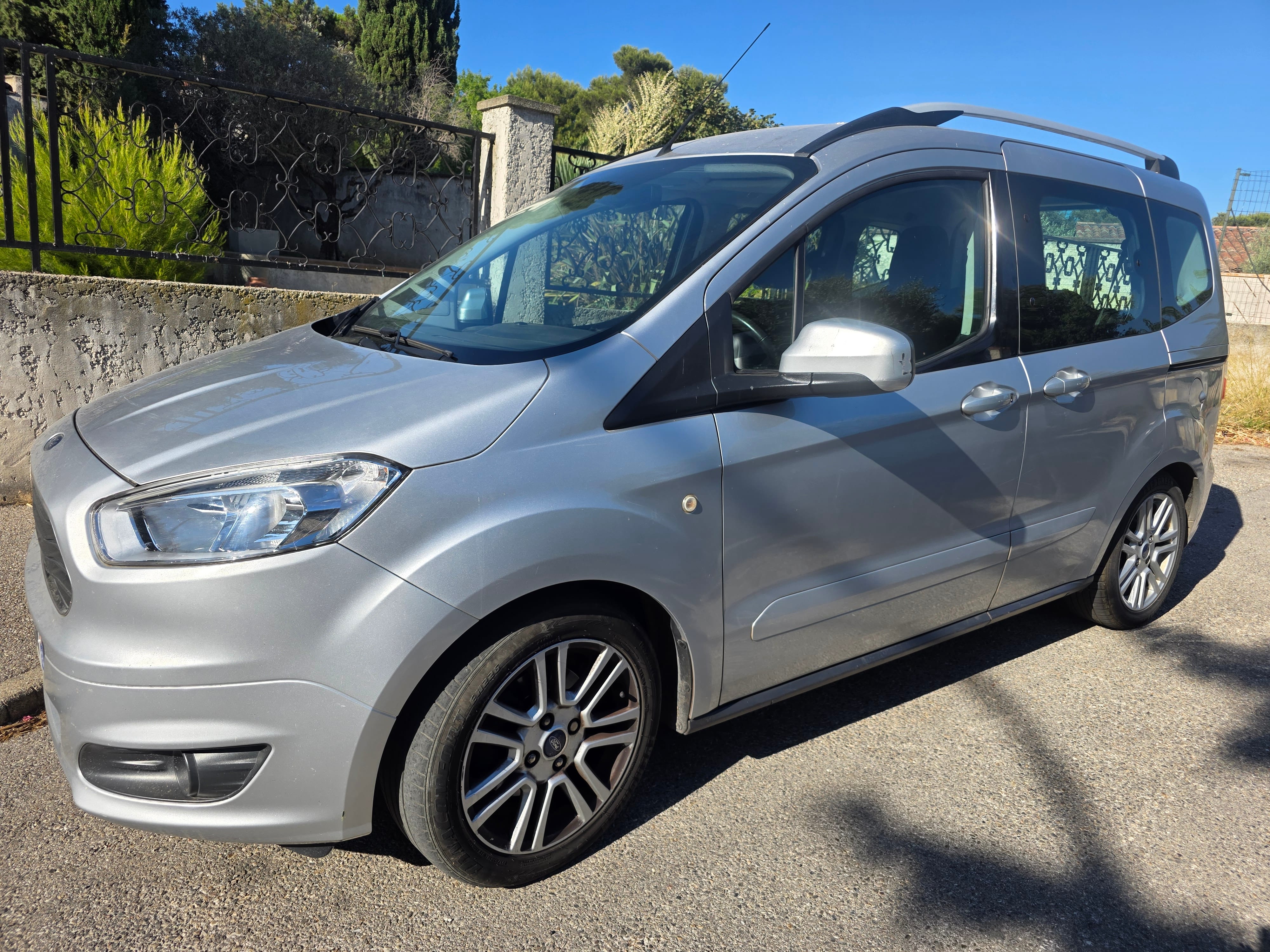 Ford Tourneo Courier 5 places Grand coffre, 2018, Essence 98