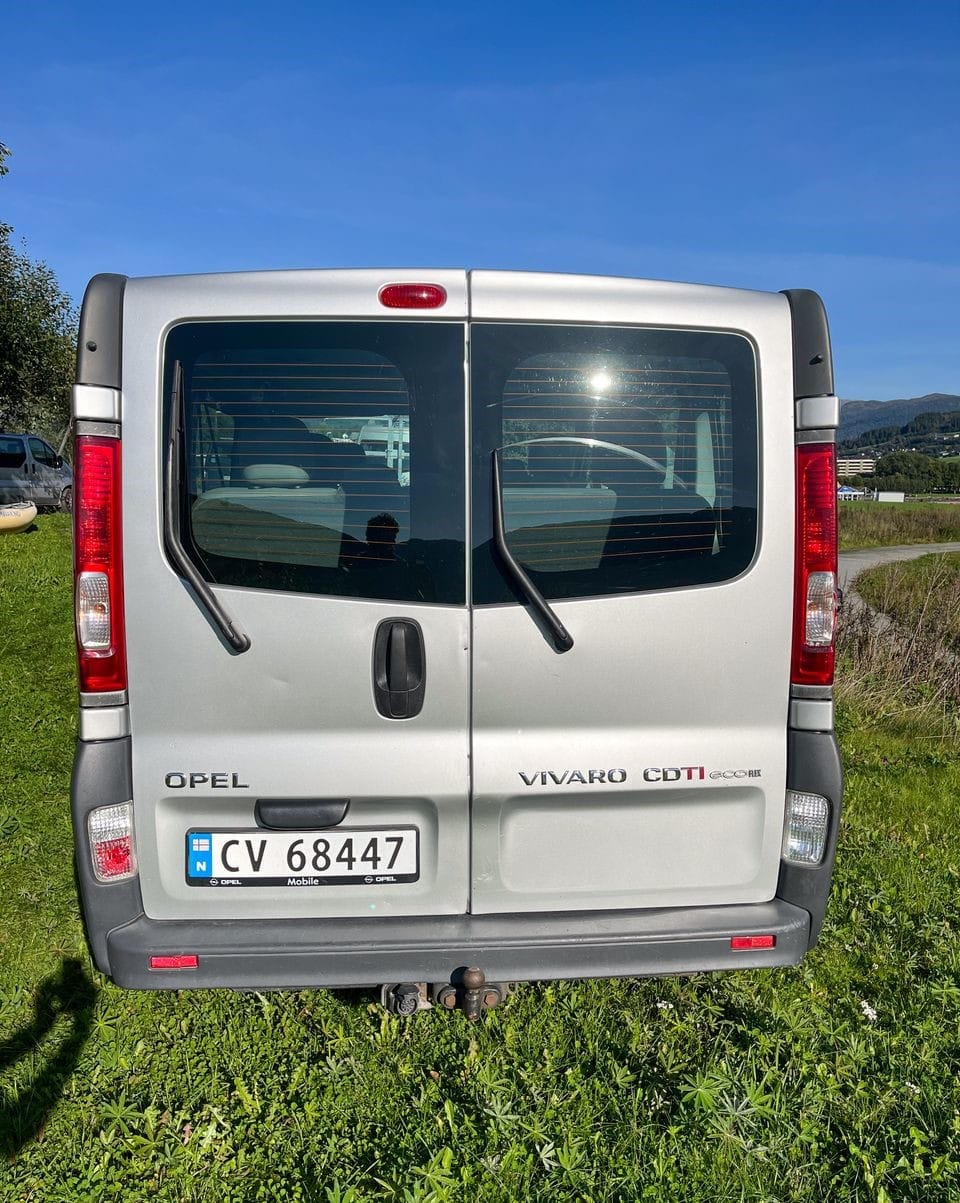 Opel Vivaro Minibuss 9 Seter med Vinterdekk