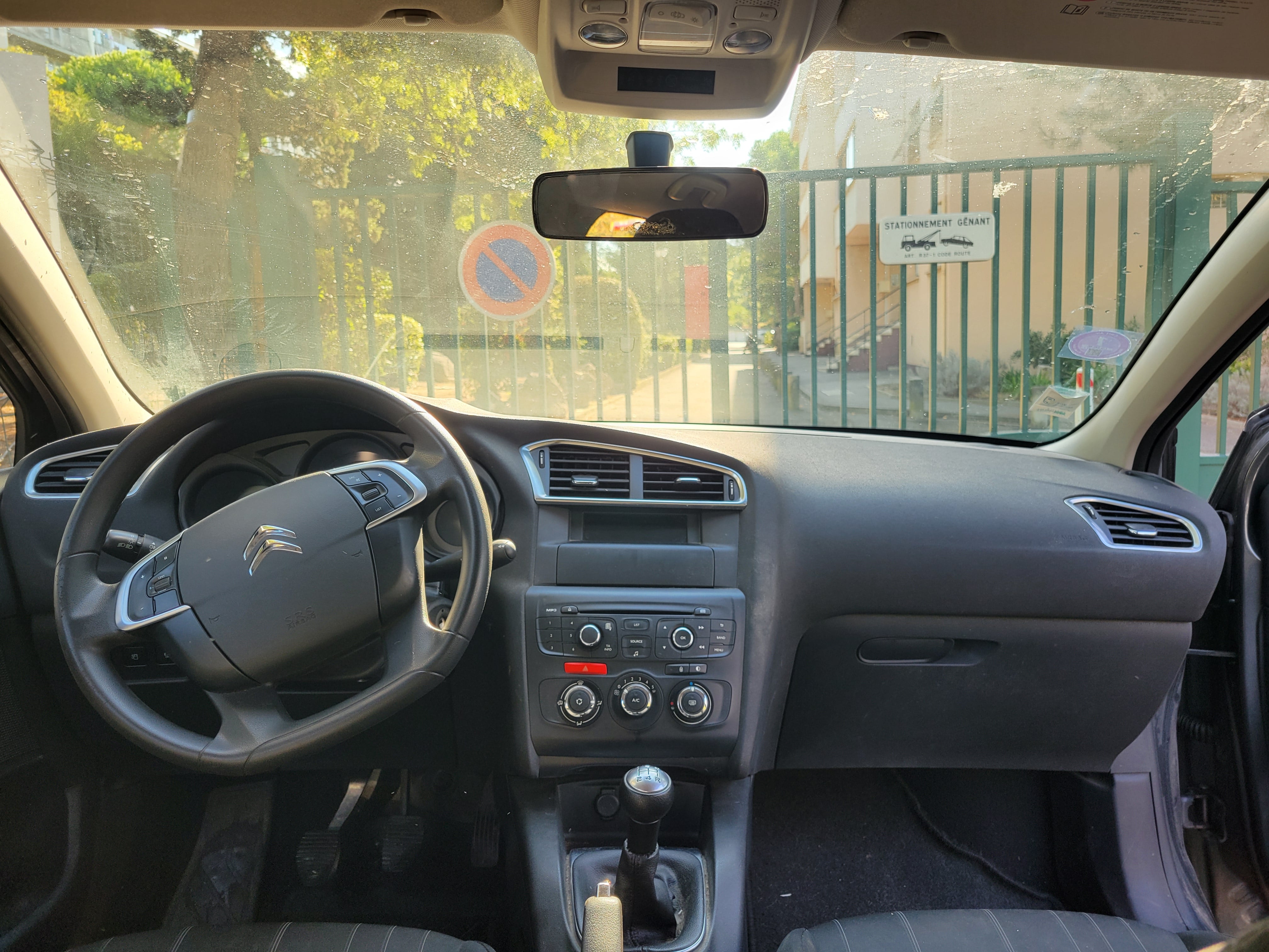 Citroen C4 mit Kindersitz