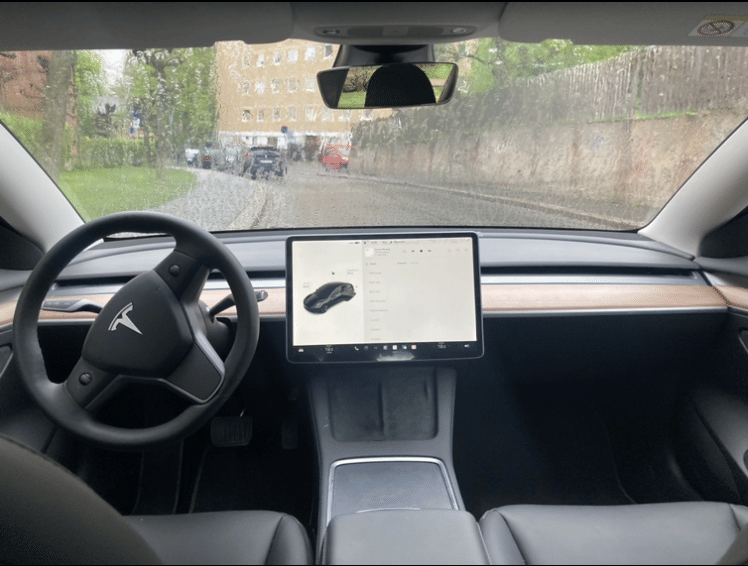 Tesla Model 3 med Babysete