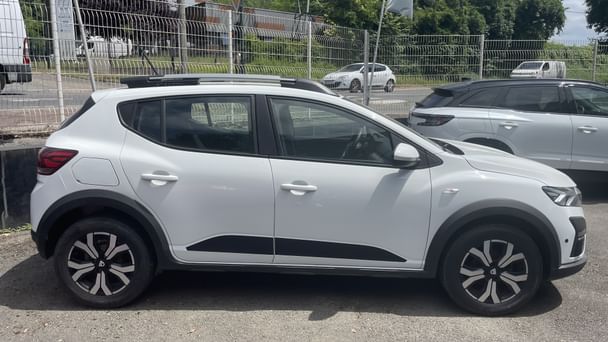 Dacia Sandero Stepway Véhicule premium près de l’aéroport, pour pro et vacanciers - À 3 min de l’aéroport avec Climatisation