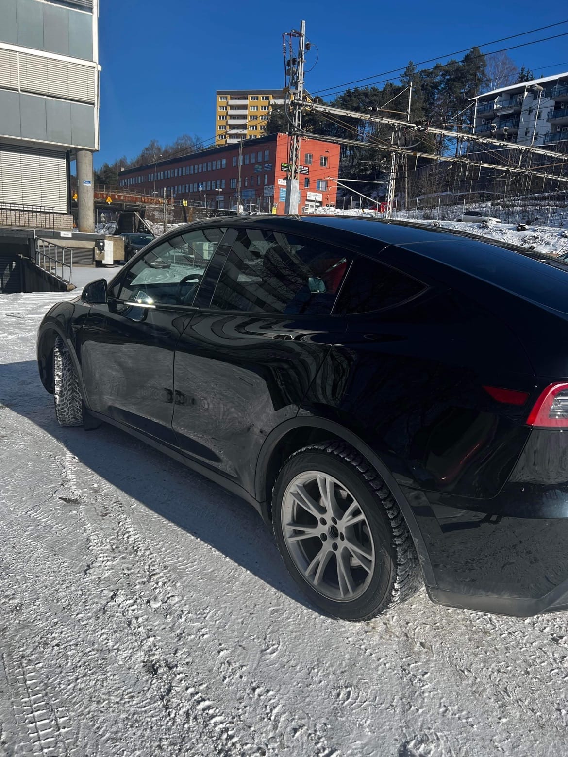 Tesla Model Y med GPS