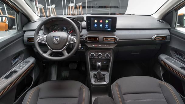 Dacia Sandero Stepway Véhicule premium près de l’aéroport, pour pro et vacanciers - À 3 min de l’aéroport avec GPS