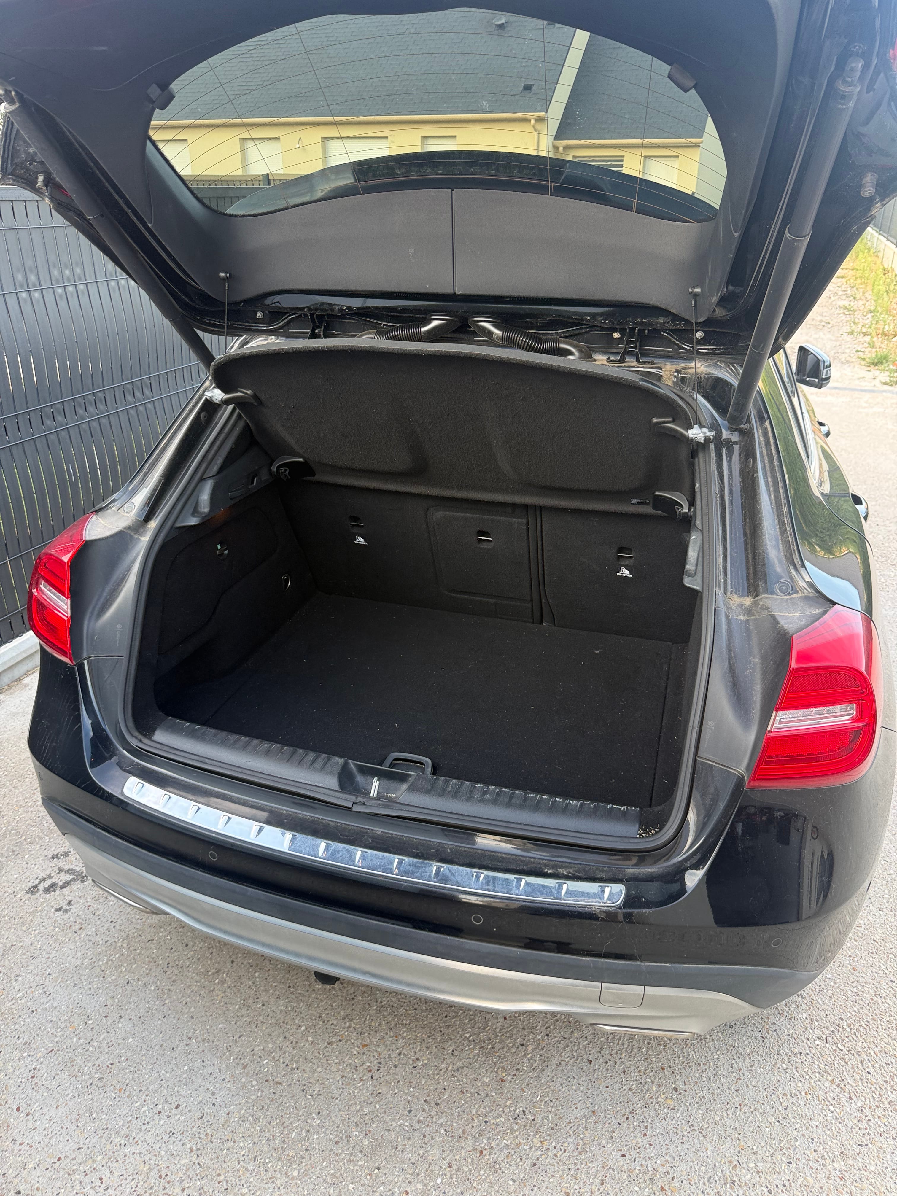 Mercedes-Benz GLA 200 avec Siège bébé