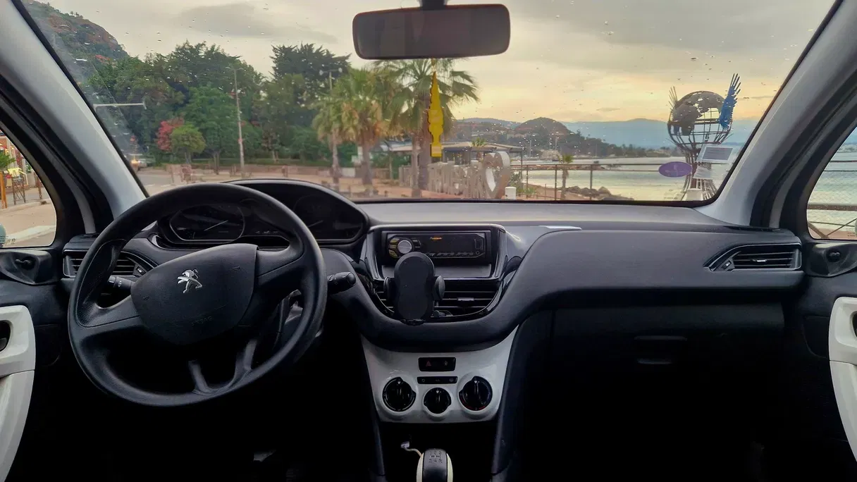 Peugeot 208 - Antibes avec Siège bébé