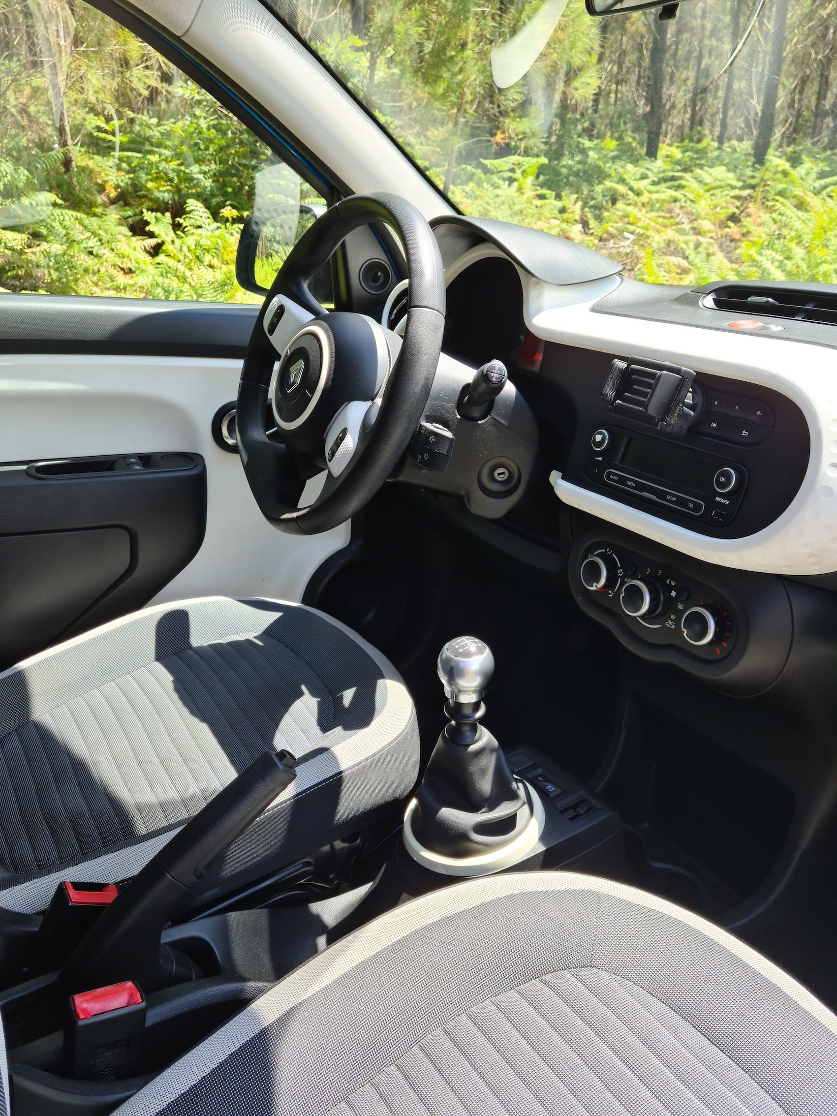 Renault Twingo - Gare d'Antibes avec Audio Bluetooth