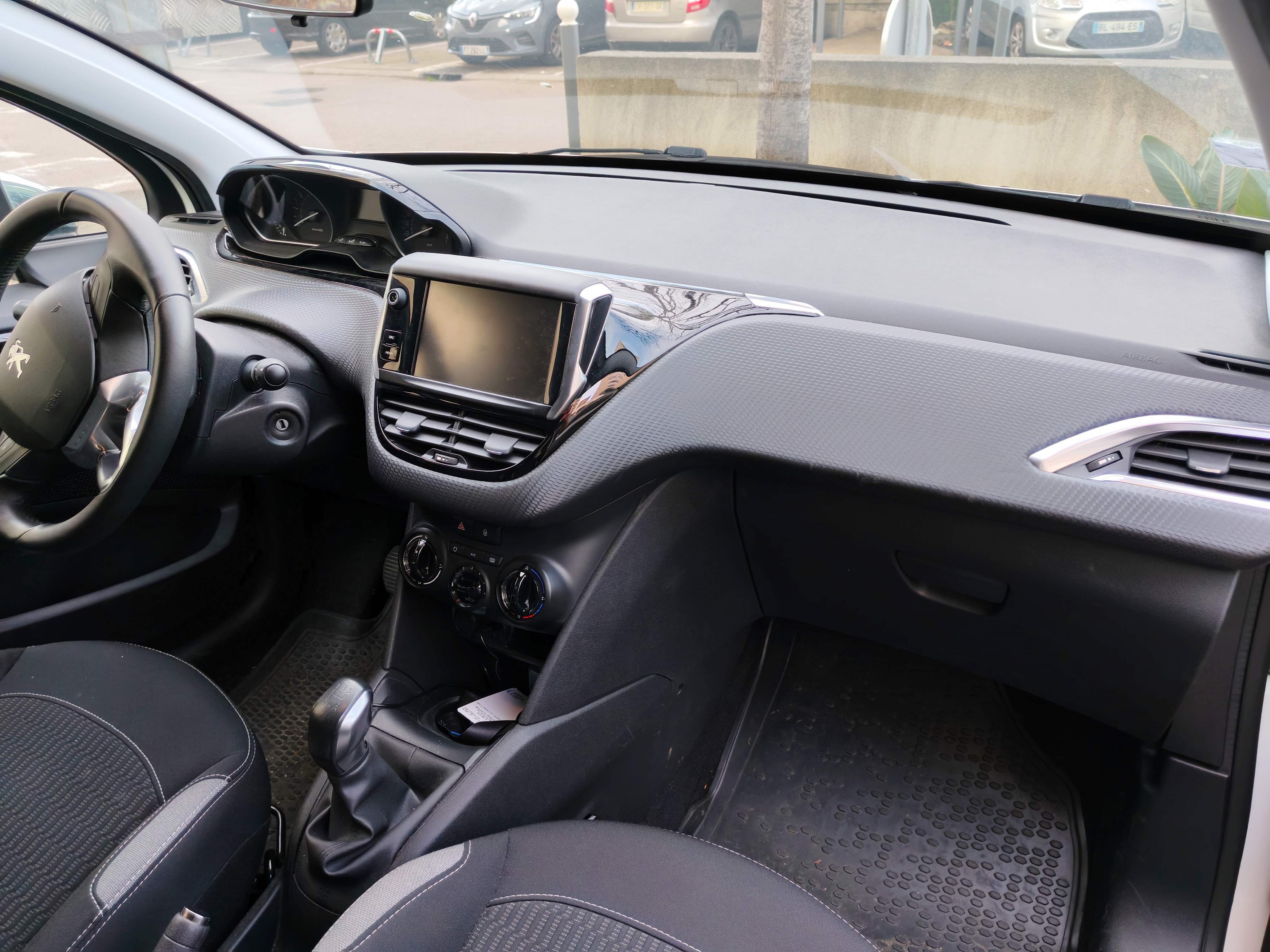 Peugeot 208 Essence 82cv avec Audio Bluetooth