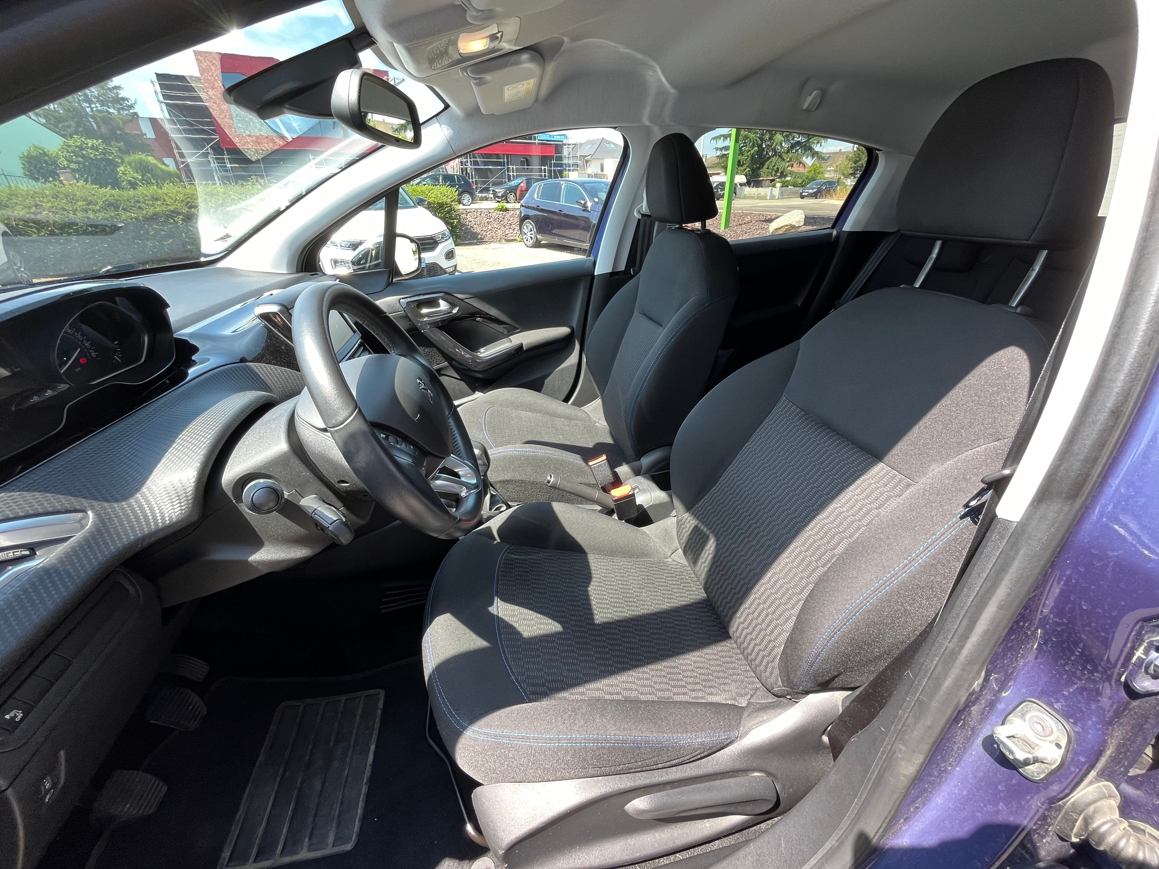Peugeot 208 (Vignette suisse) avec Audio Bluetooth