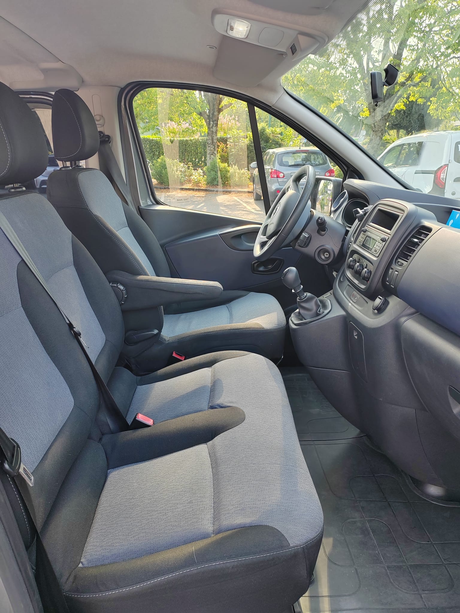 Opel Vivaro Combi avec Pneus neige