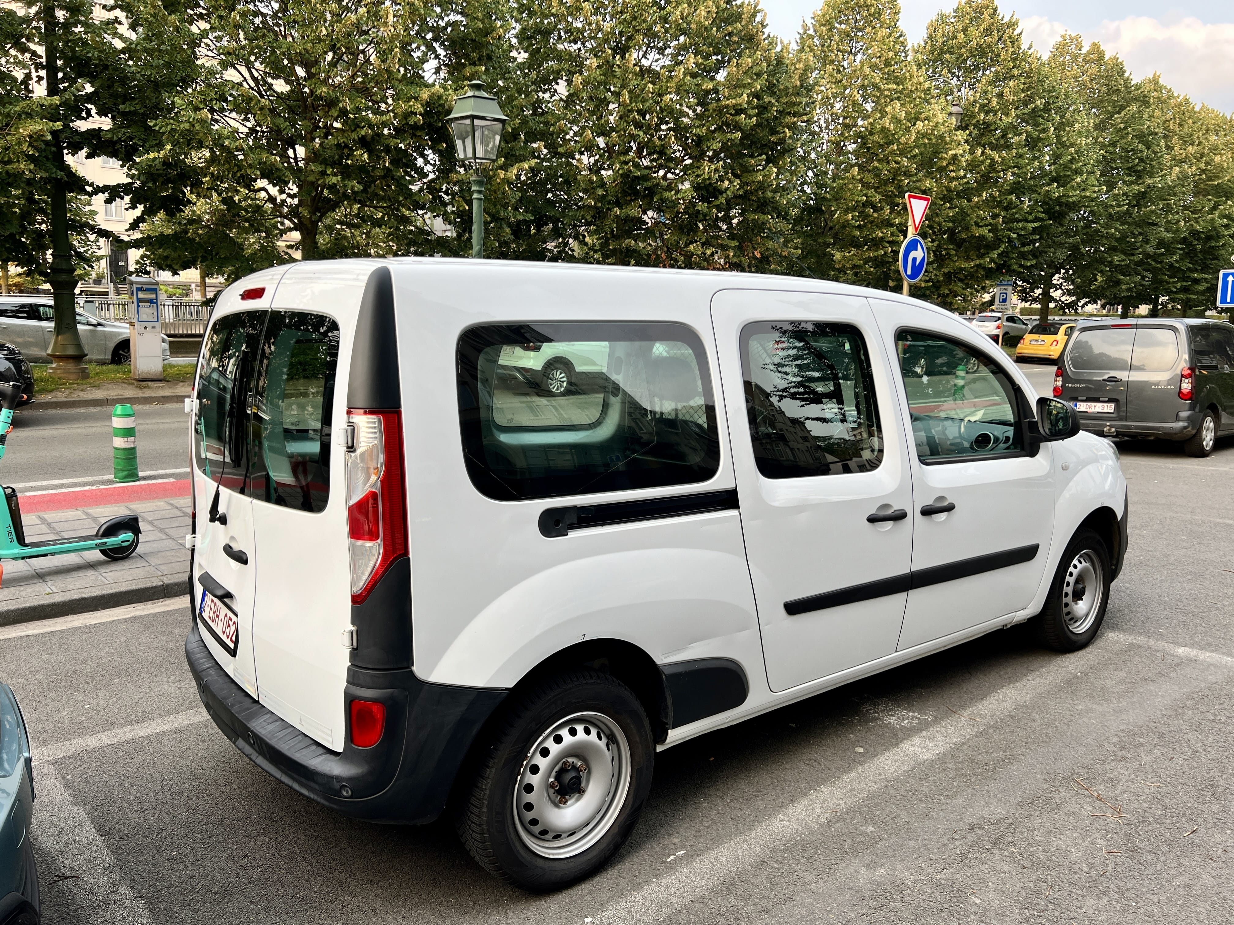 Renault Kangoo Express MAXI - GARE DU MIDI - PARKING BEPARK met Bluetooth audio
