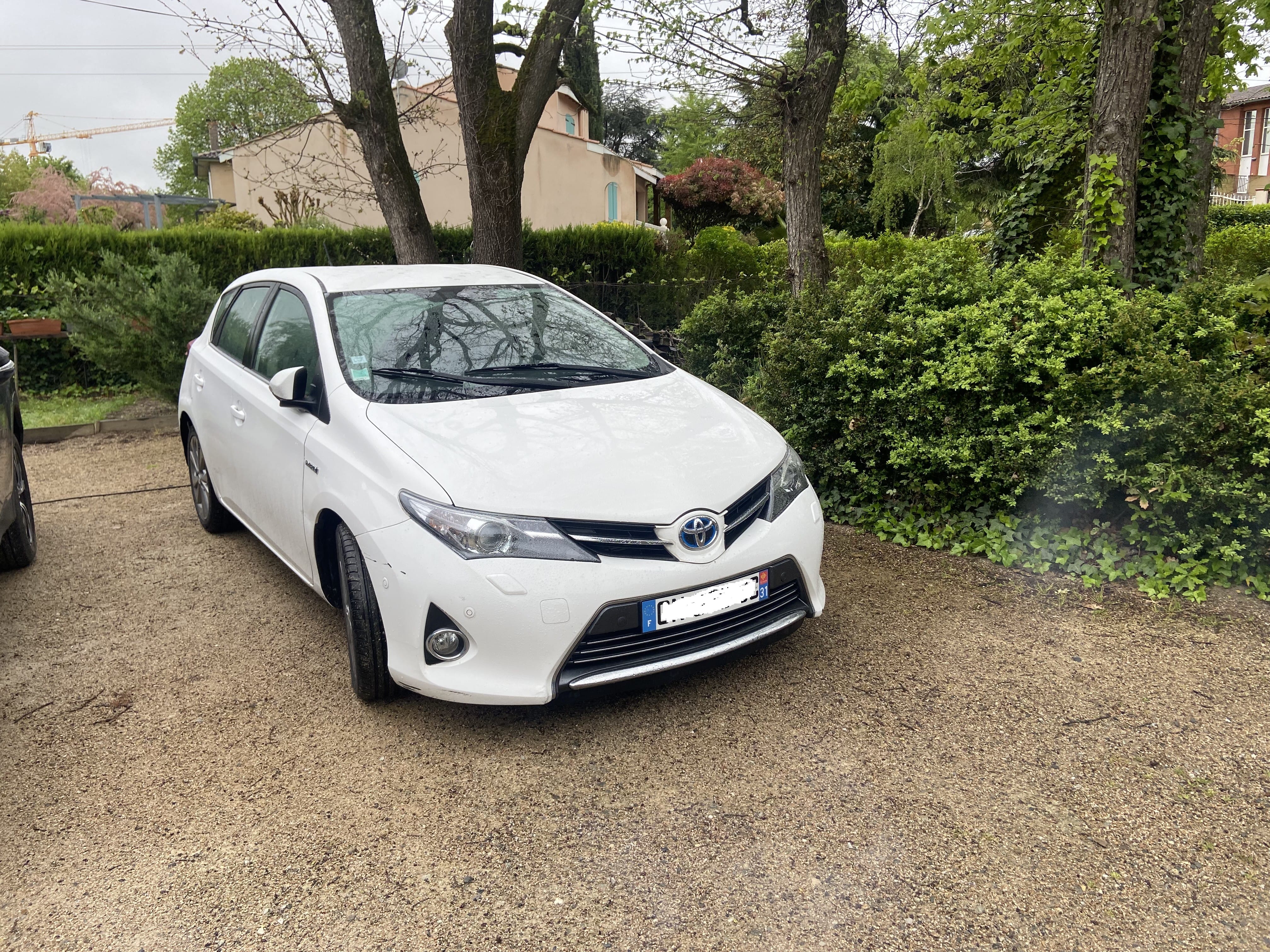 Toyota Auris GN076GC, 2013, Essence 95 / Électrique (hybride), automatique