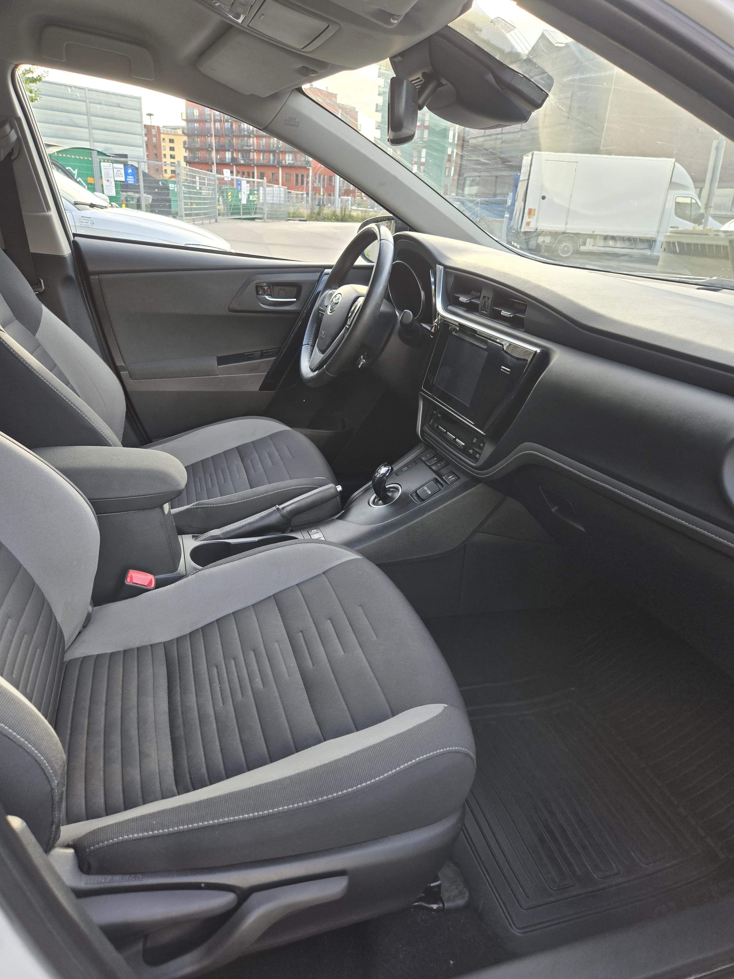 Toyota Auris 1.8 Bensin/Automat, inkl. BEBOERKORT PARKERING with Bluetooth audio