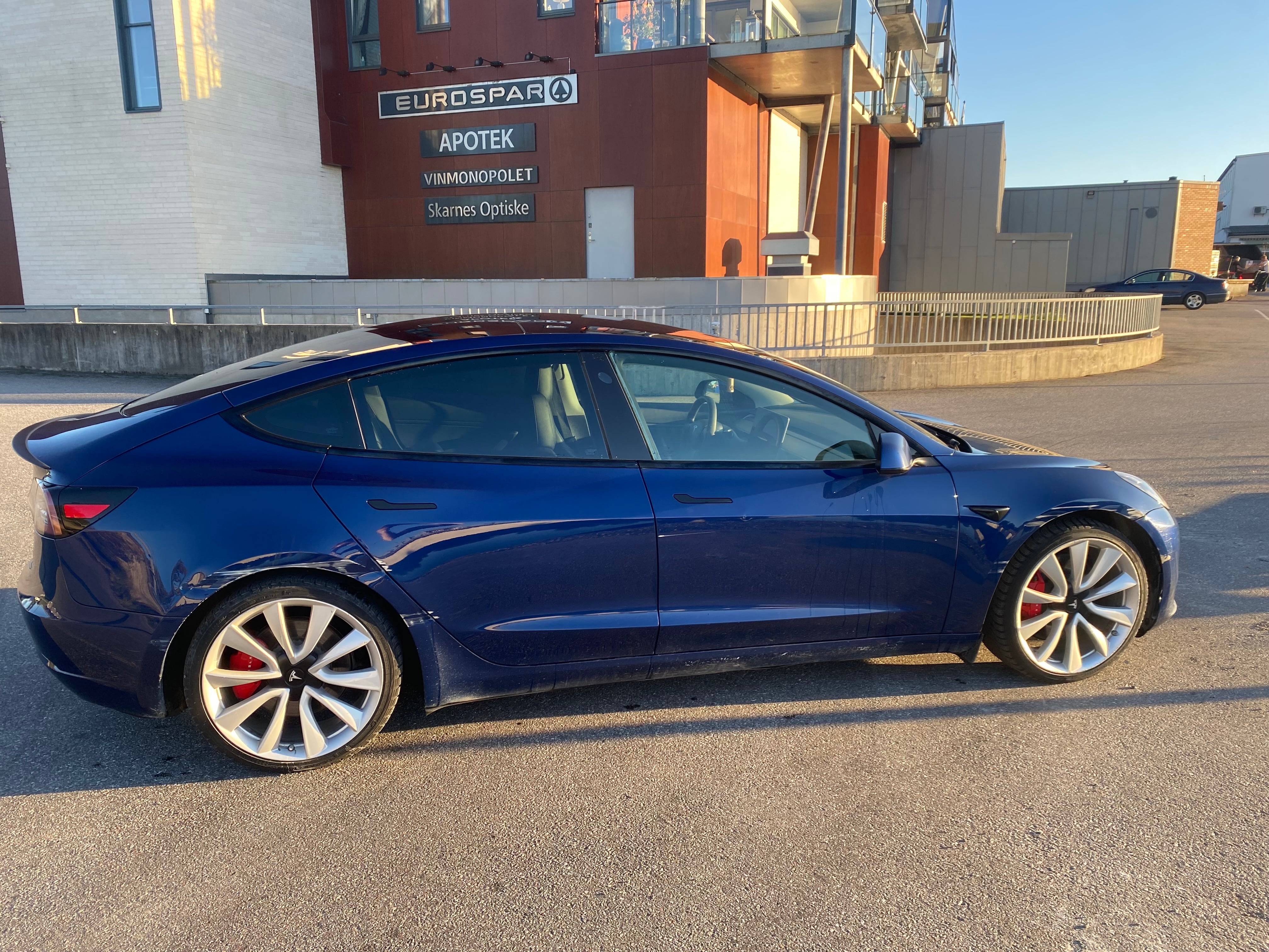 Tesla Model 3 Performance Selvbetjent with Air conditioning